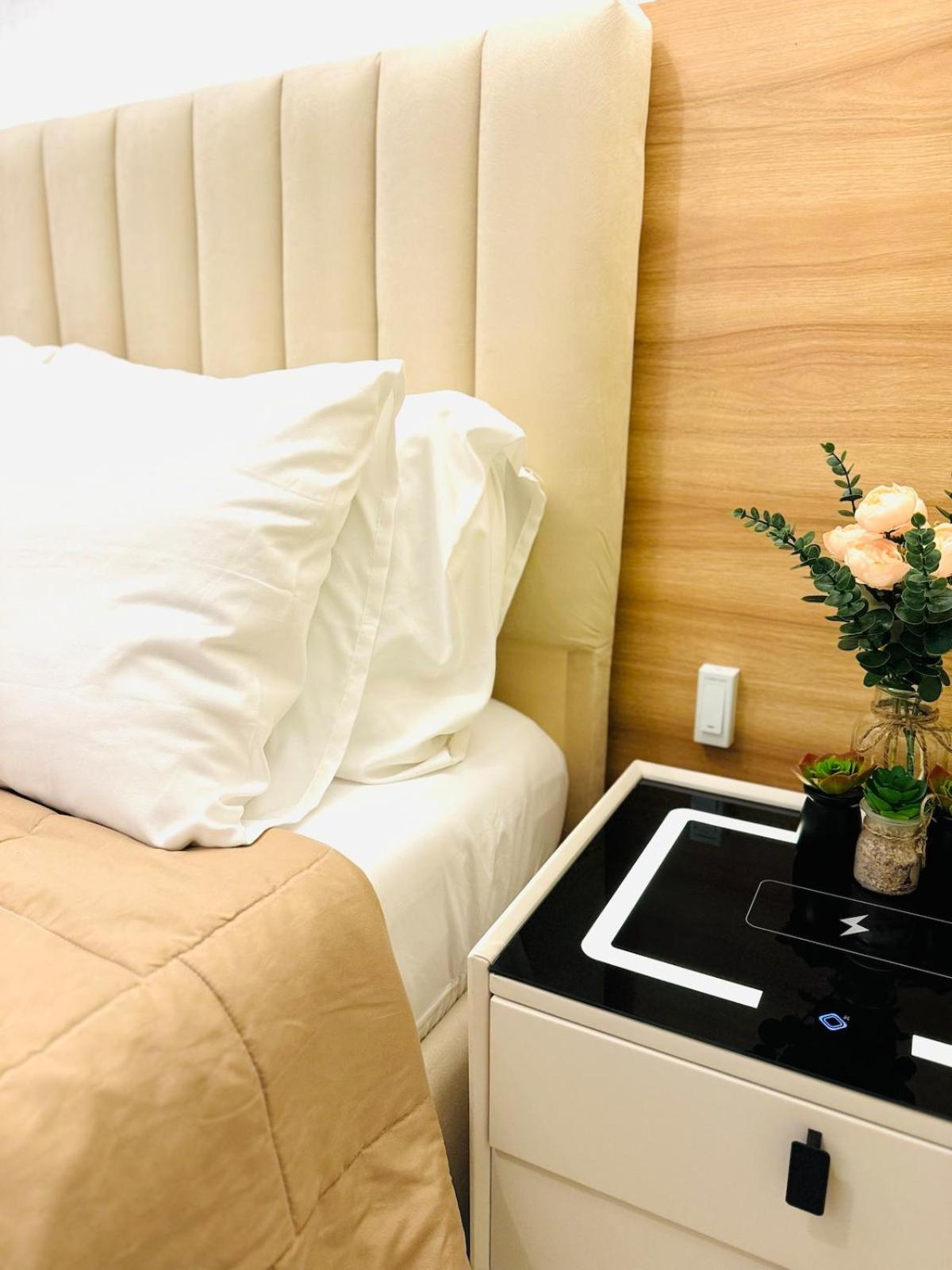 Staycation Near Venice Mall Mckinley Taguig Apartment