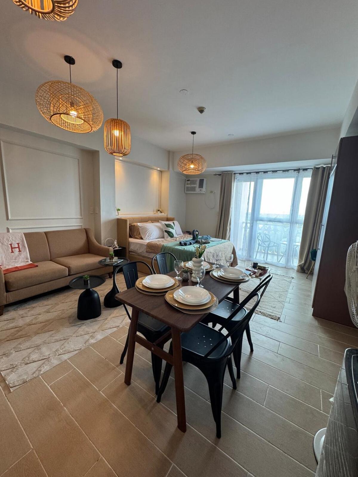 Cozy Staycation Venice With Balcony Mckinley Near Bgc Apartment Manila