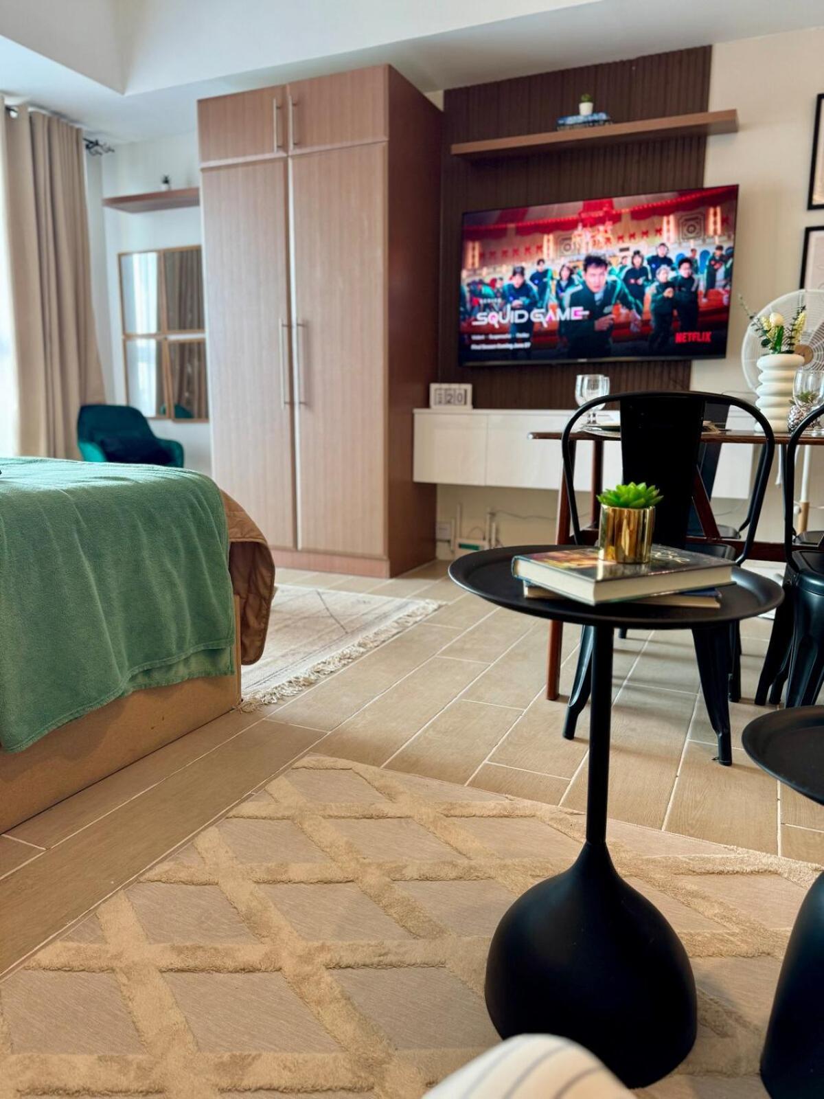 Apartment Cozy Staycation Venice With Balcony Mckinley Near Bgc *