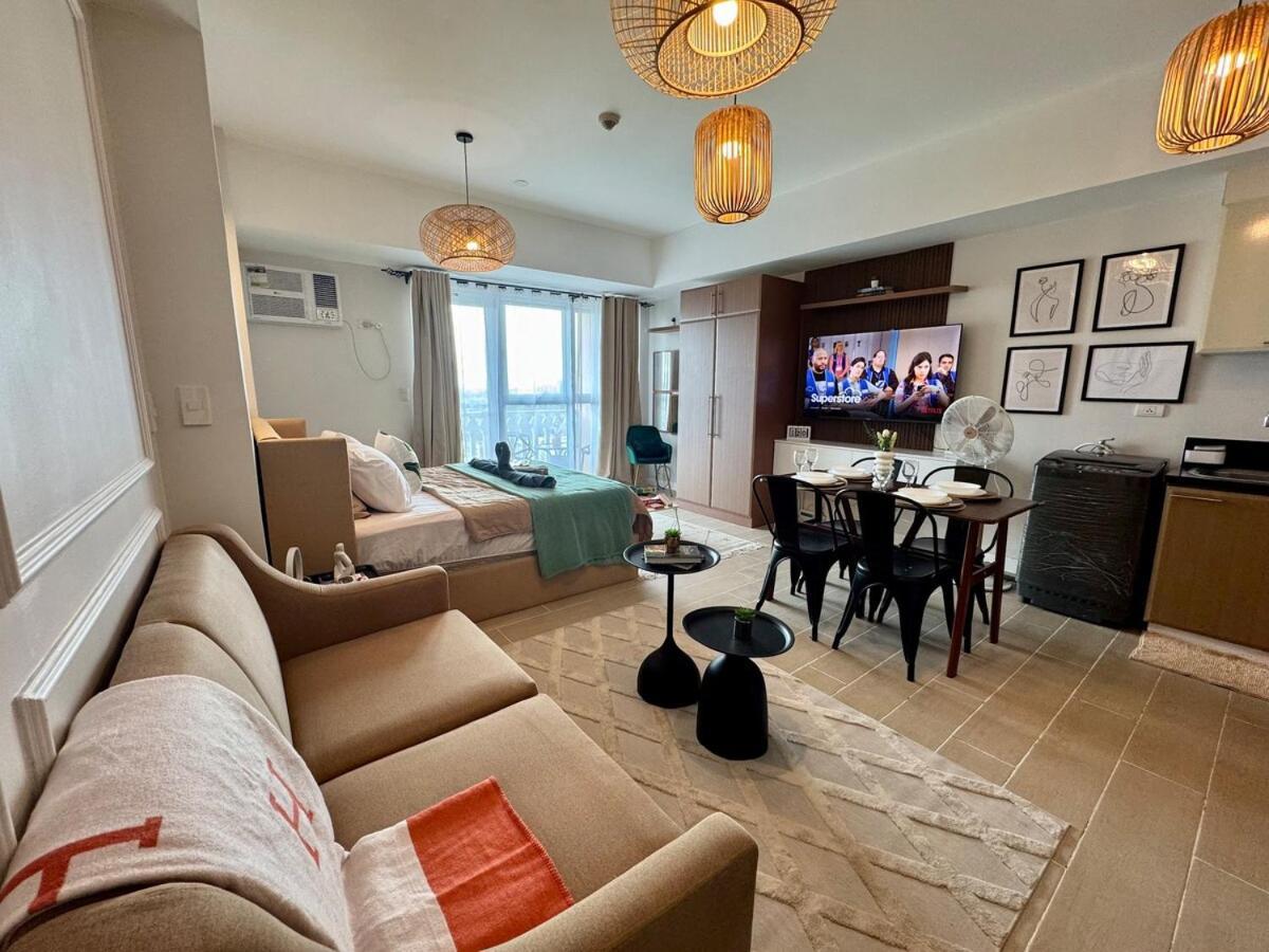Cozy Staycation Venice With Balcony Mckinley Near Bgc