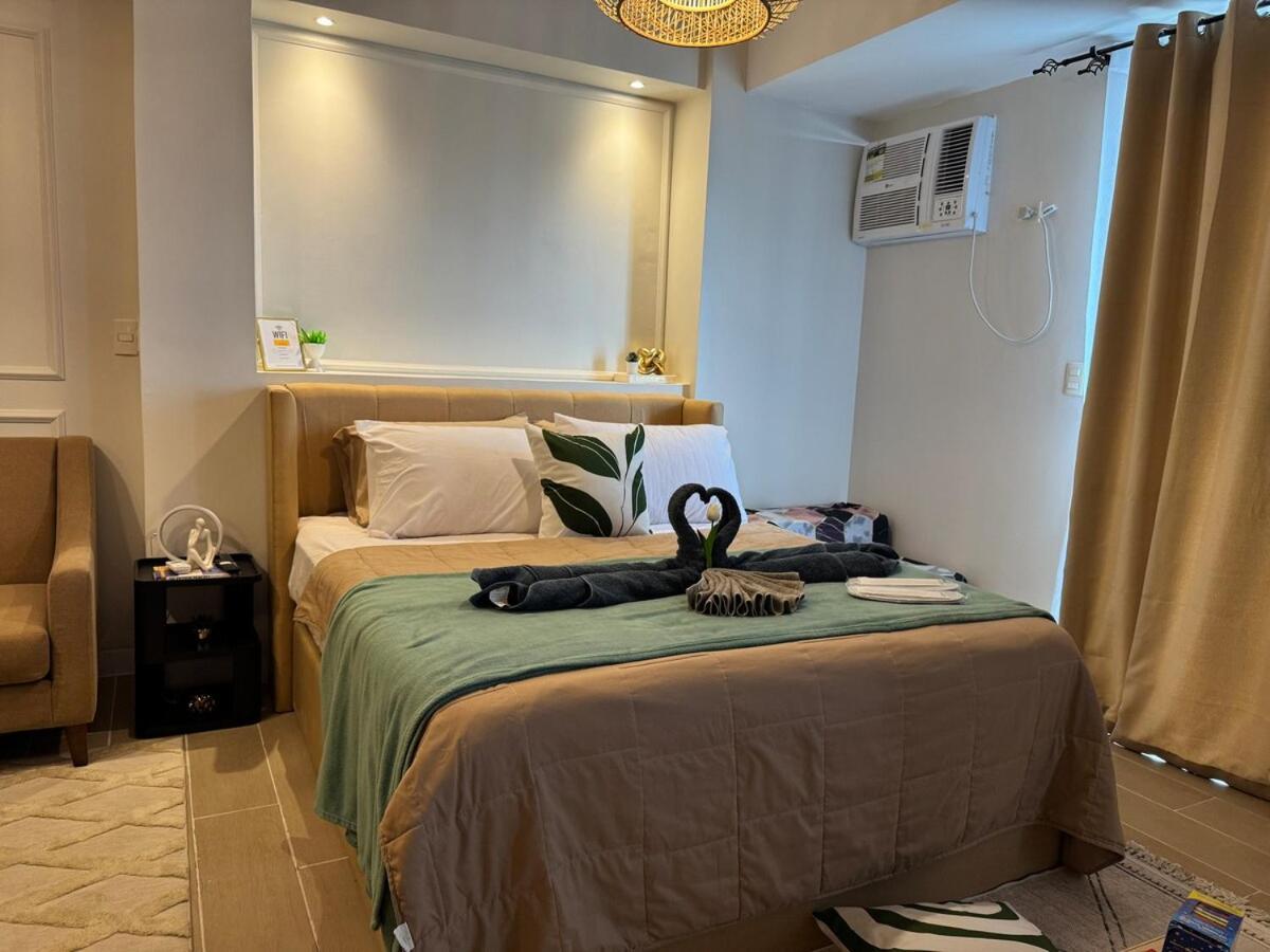 Cozy Staycation Venice With Balcony Mckinley Near Bgc Apartment