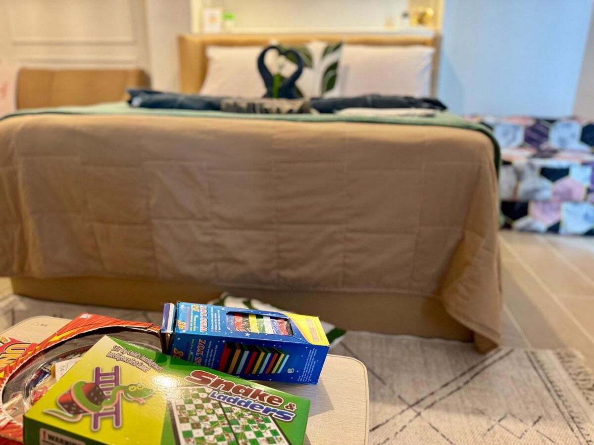Cozy Staycation Venice With Balcony Mckinley Near Bgc Apartment
