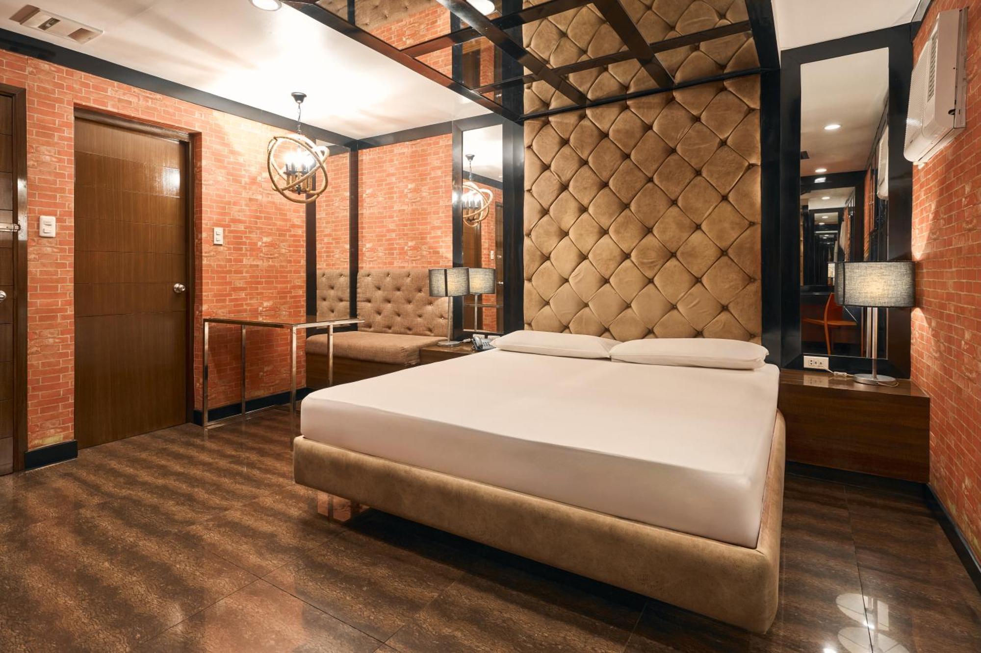Victoria Court Pinas Hotel 3*