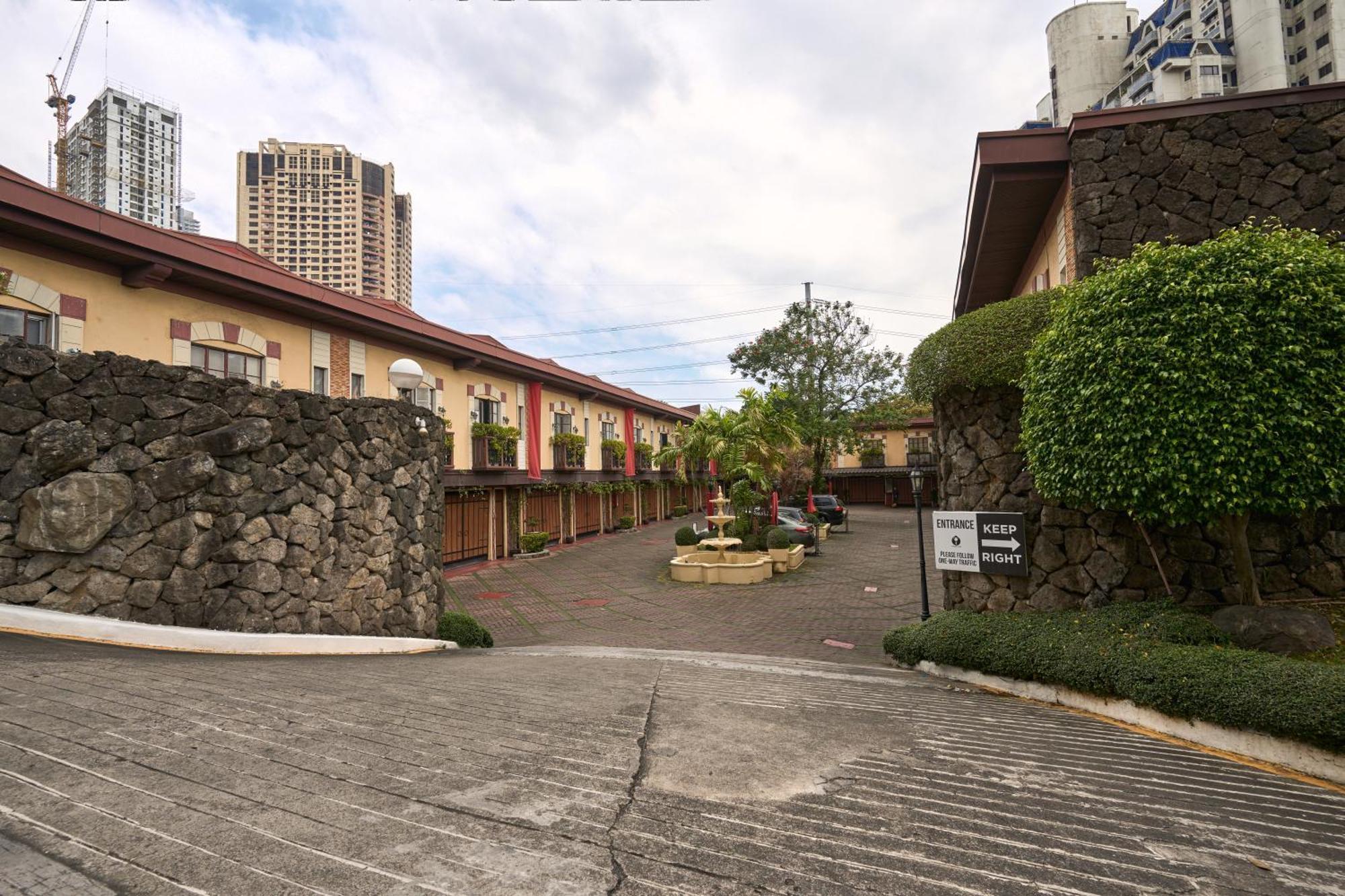 Victoria Court - Pasig Hotel 3*
