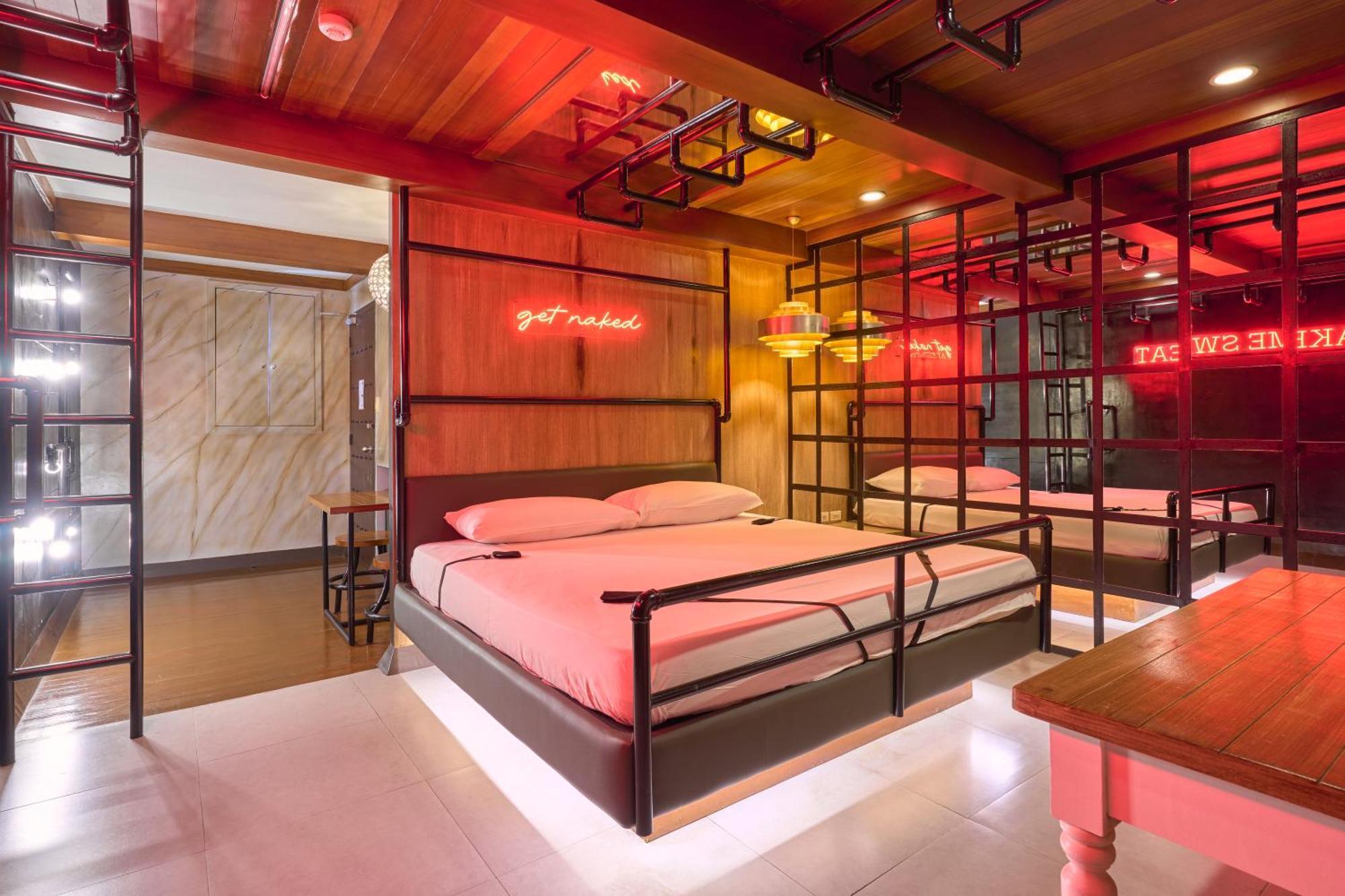 Hotel Victoria Court - Pasig Manila