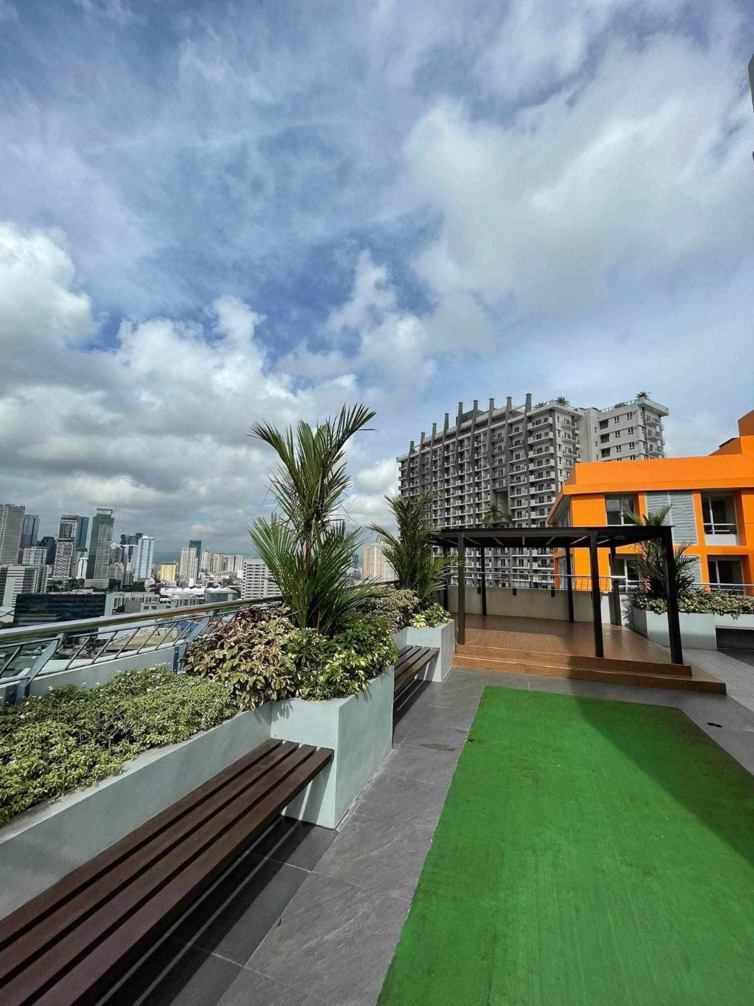 Studio 203 T2 Sunshine100 Wifi 65Inchestv Poolaccess Billiard Apartment Manila