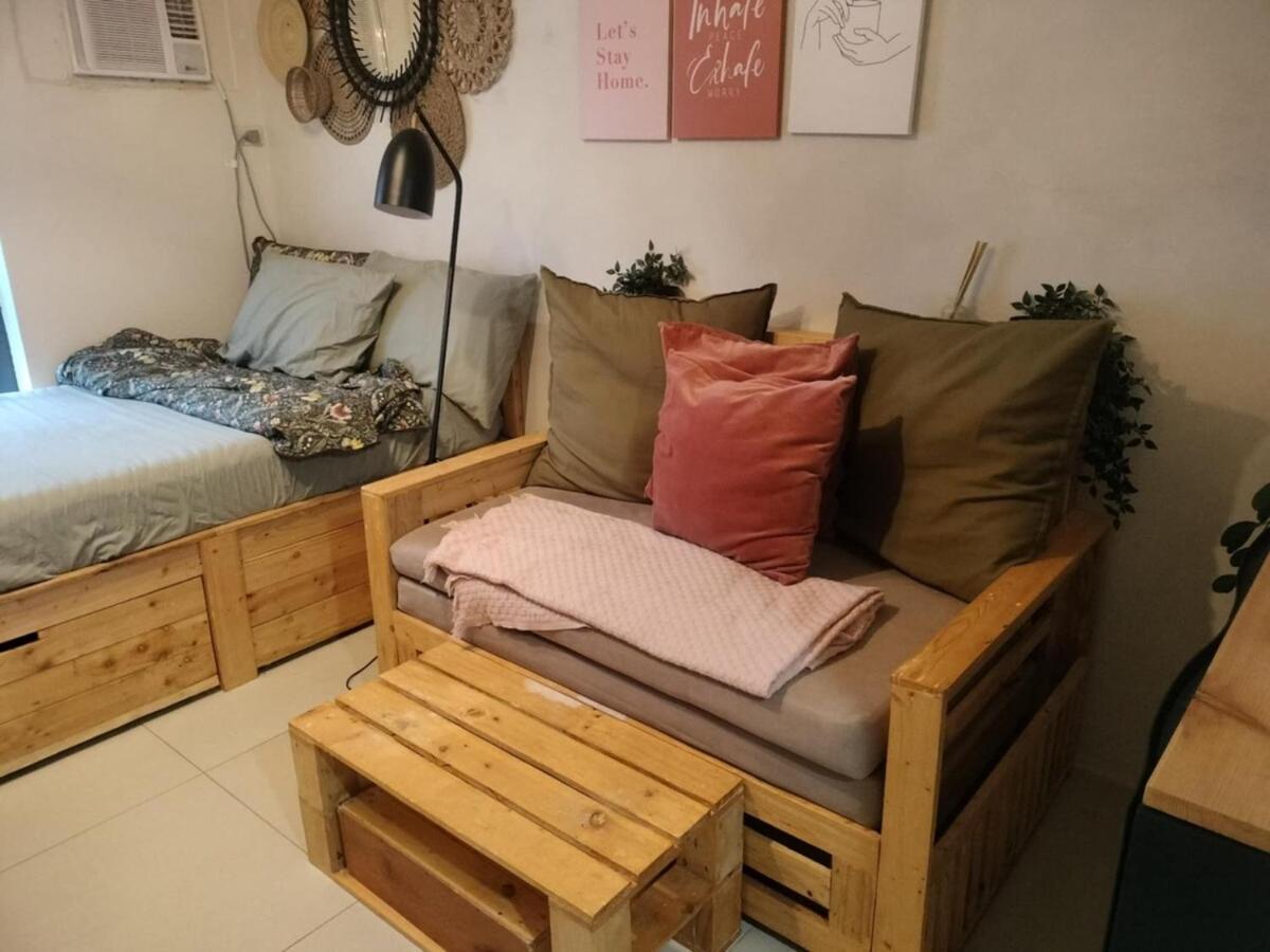 Cozy Wooden Design Unit At 7 Edsa Apartment *