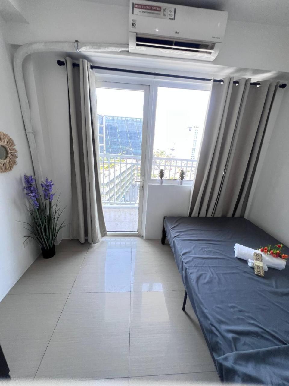 Unistay Shore Res With Bal Bay View Nr Moa Manila