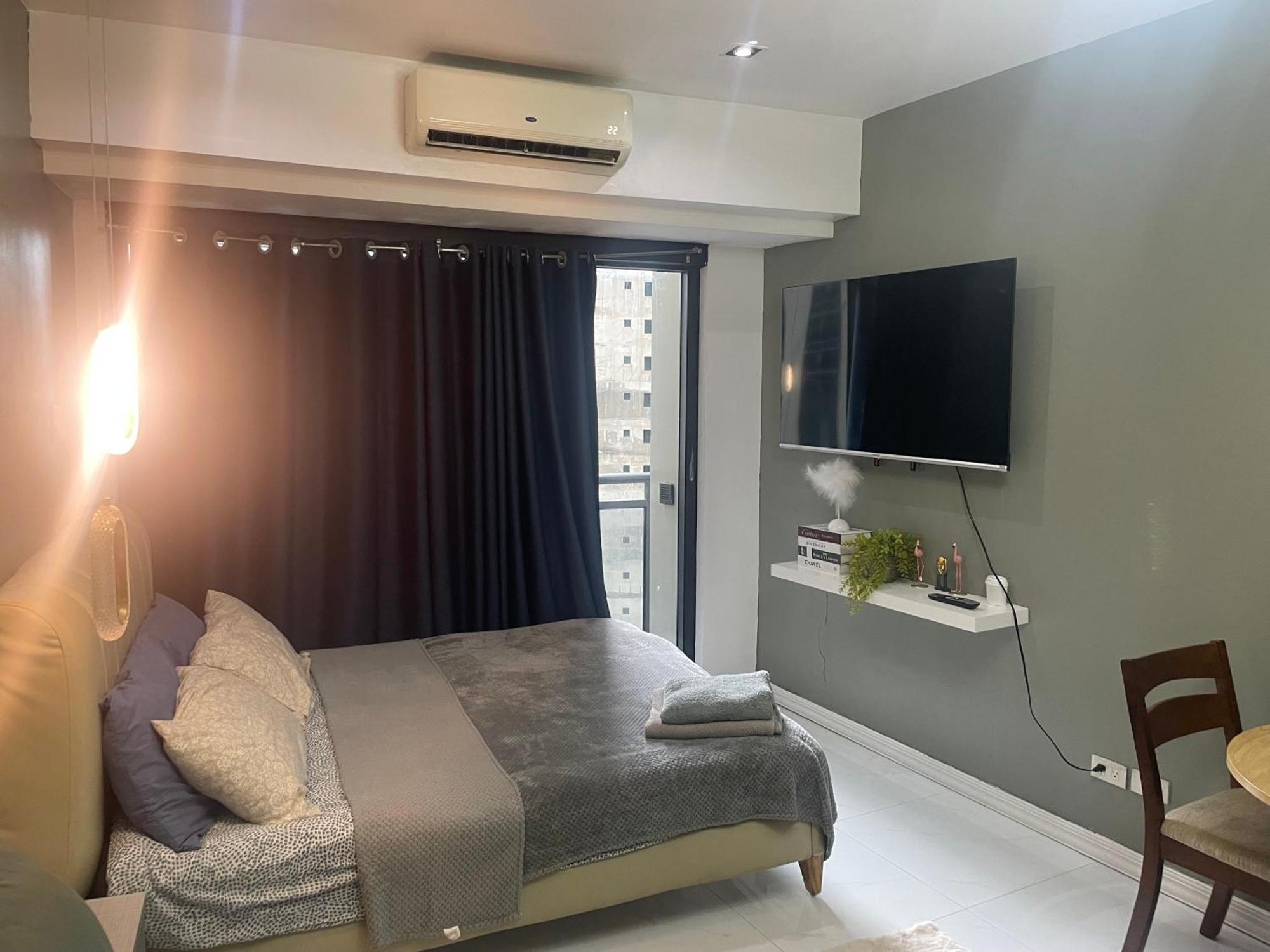 Apartment For 4 With Netflix, 55in Tv, 200mbs Net, In Heart Of Makati