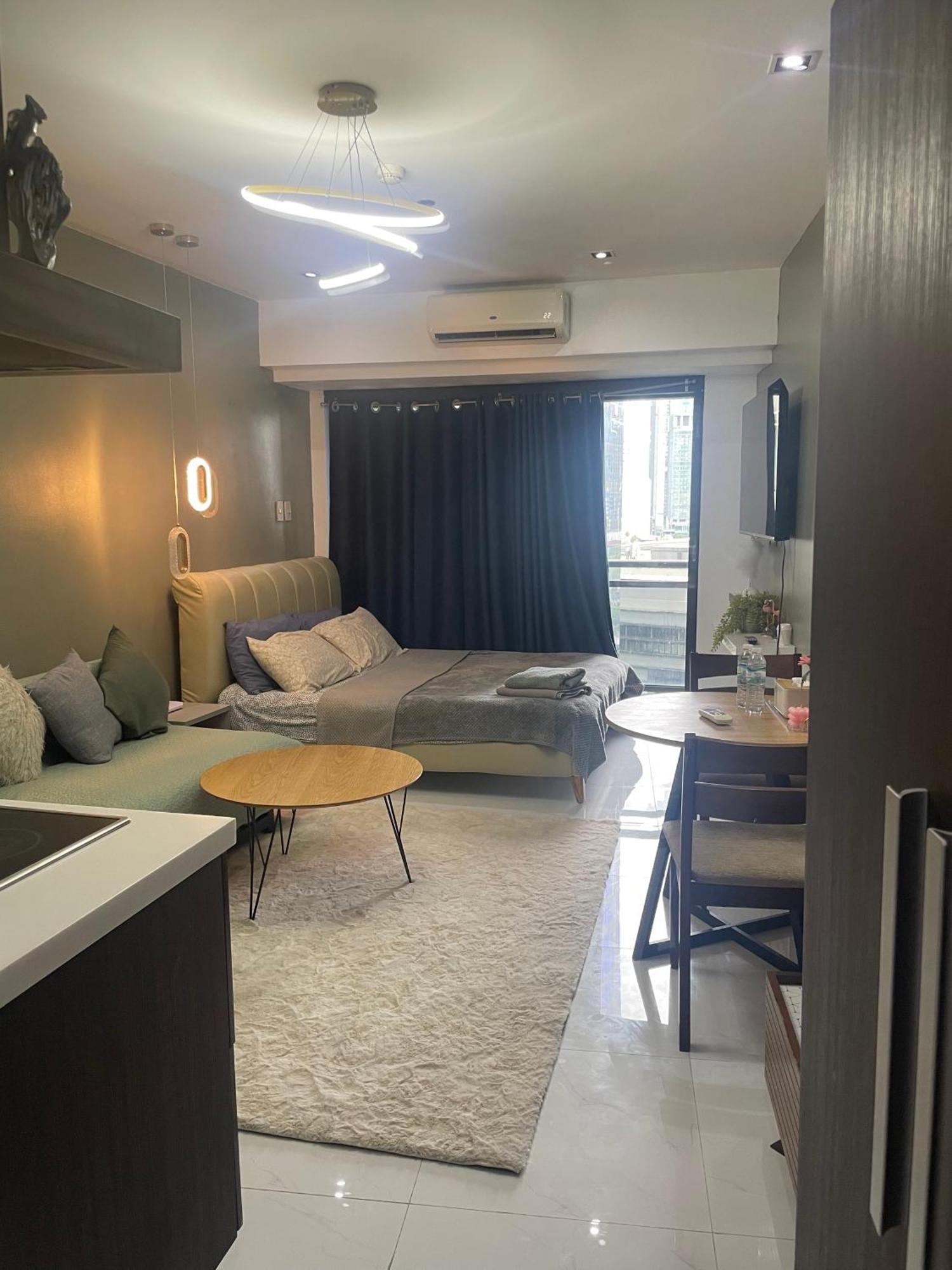 For 4 With Netflix, 55in Tv, 200mbs Net, In Heart Of Makati *