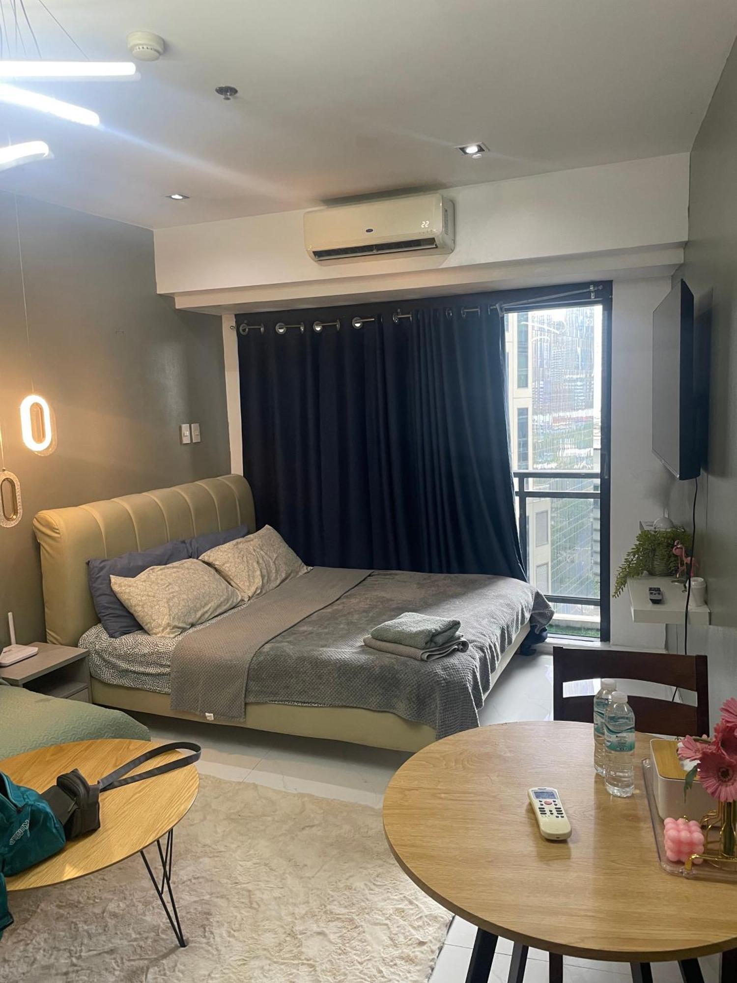 For 4 With Netflix, 55in Tv, 200mbs Net, In Heart Of Makati