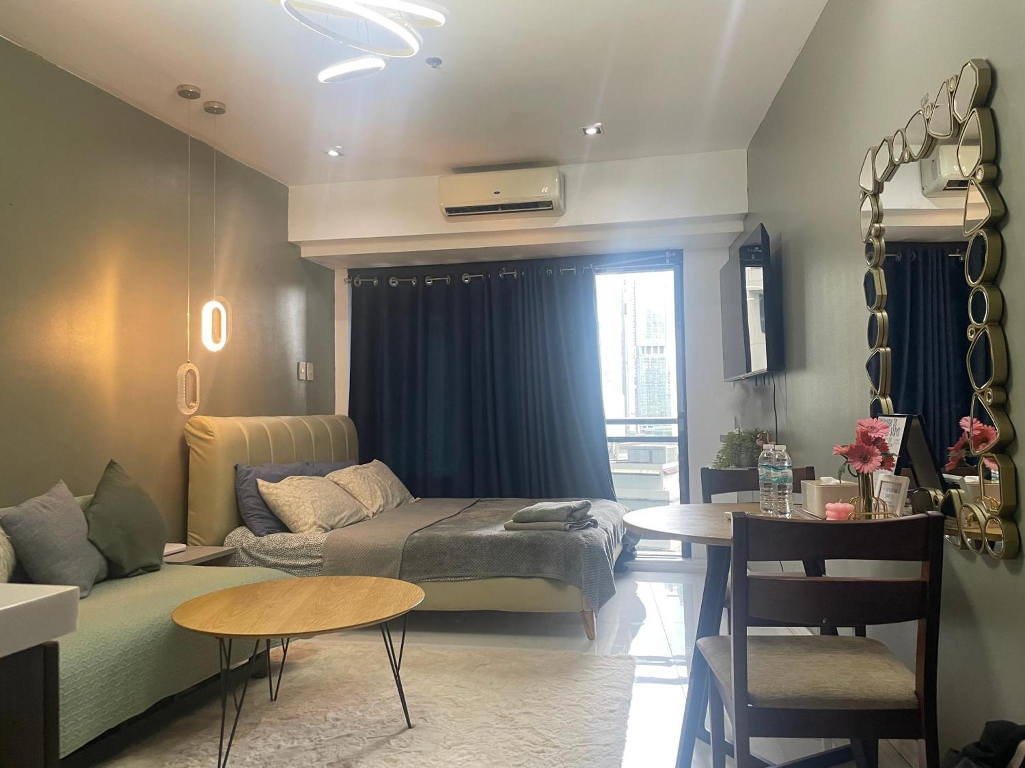 For 4 With Netflix, 55in Tv, 200mbs Net, In Heart Of Makati Apartment Manila