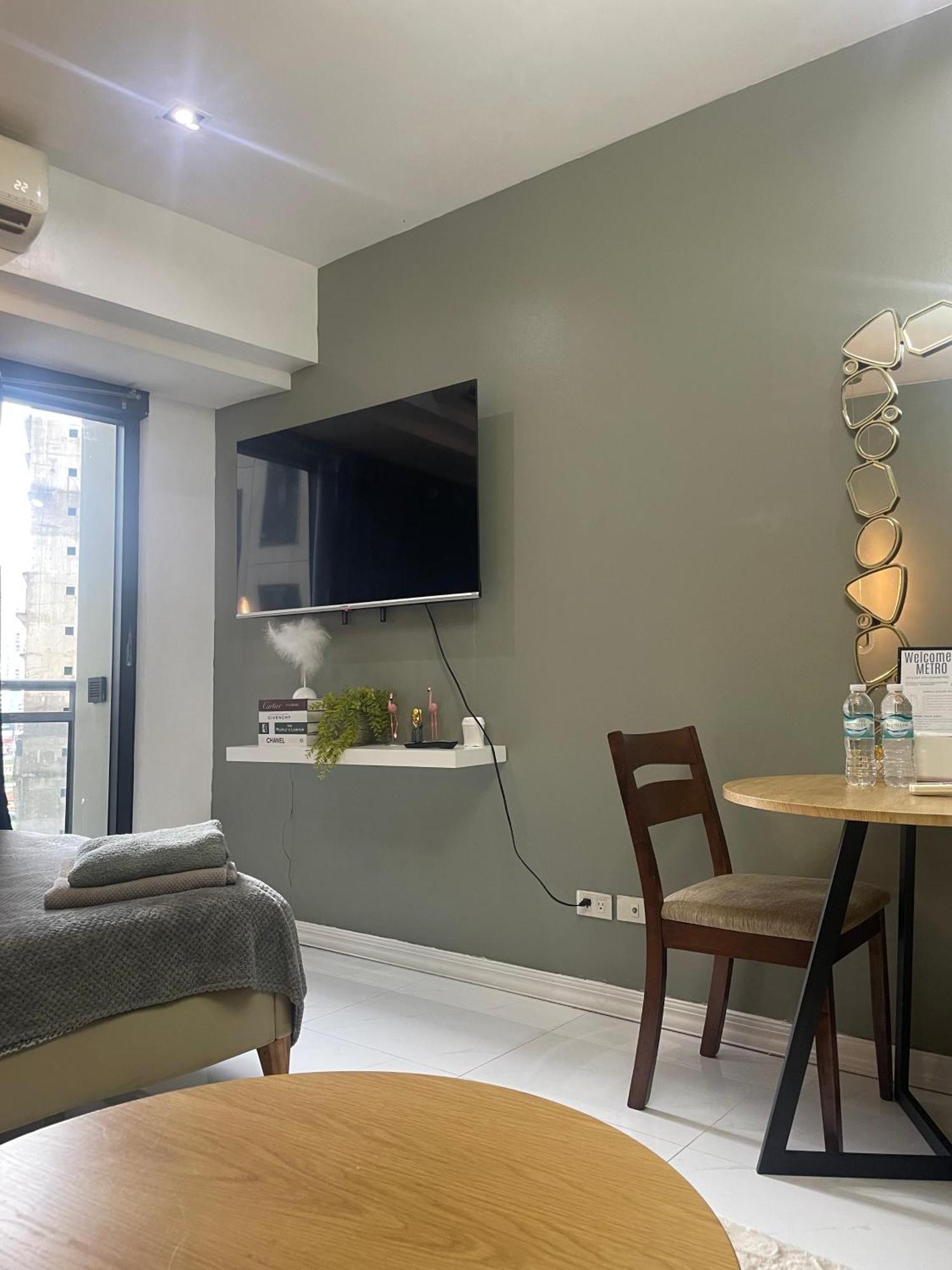 For 4 With Netflix, 55in Tv, 200mbs Net, In Heart Of Makati * Manila
