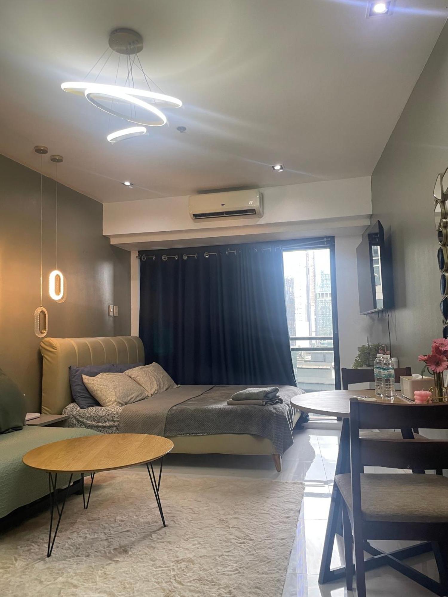 For 4 With Netflix, 55in Tv, 200mbs Net, In Heart Of Makati * Manila
