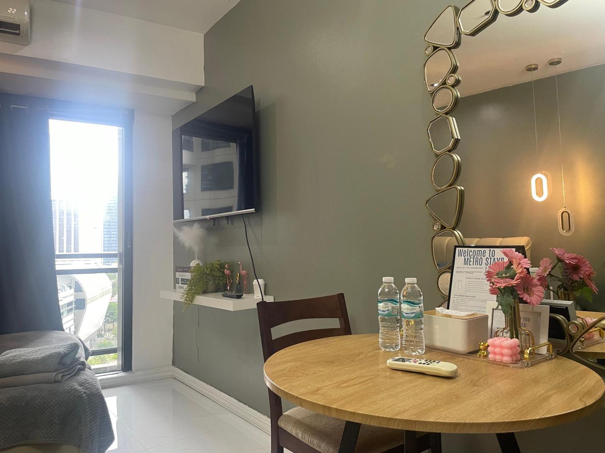 For 4 With Netflix, 55in Tv, 200mbs Net, In Heart Of Makati Apartment