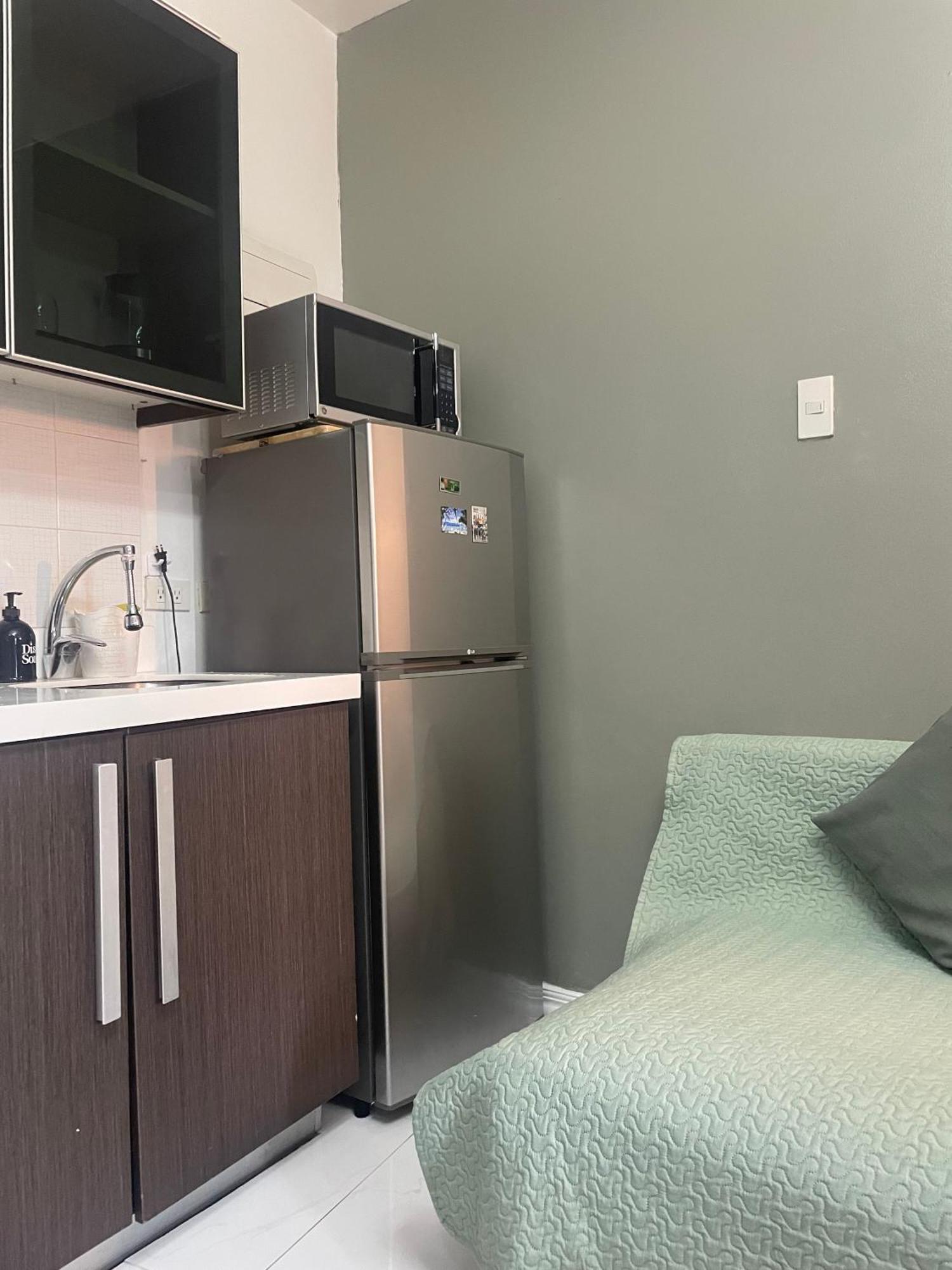 For 4 With Netflix, 55in Tv, 200mbs Net, In Heart Of Makati Apartment *