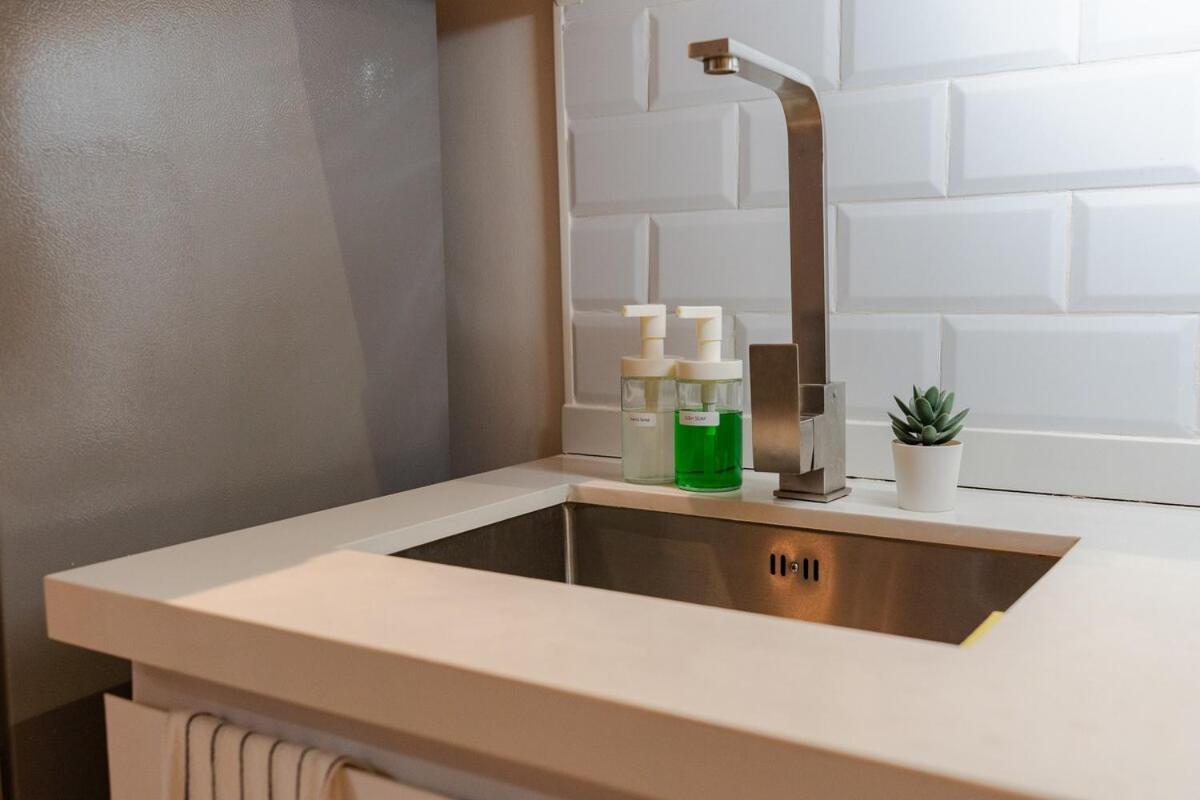 Apartment Comfy Greenbelt - Fiber Wifi & Free Pool Manila