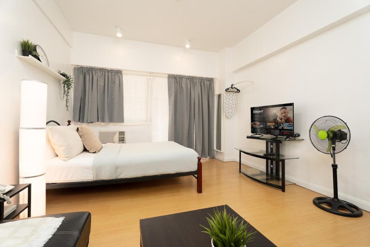 Comfy Greenbelt - Fiber Wifi & Free Pool Apartment