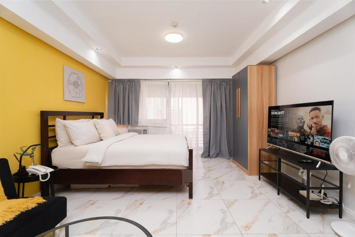 Apartment Greenbelt Makati With Balcony & Park Views