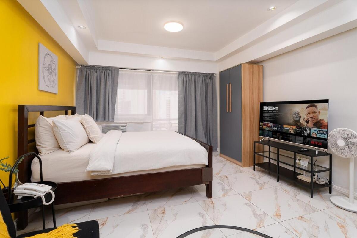 Greenbelt Makati With Balcony & Park Views Apartment