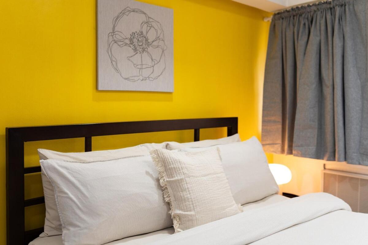Greenbelt Makati With Balcony & Park Views *
