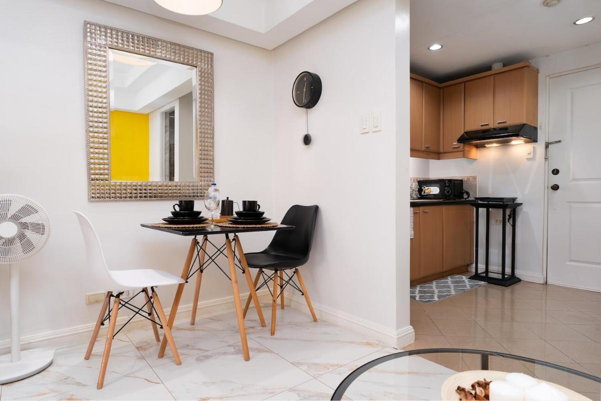Greenbelt Makati With Balcony & Park Views Apartment *