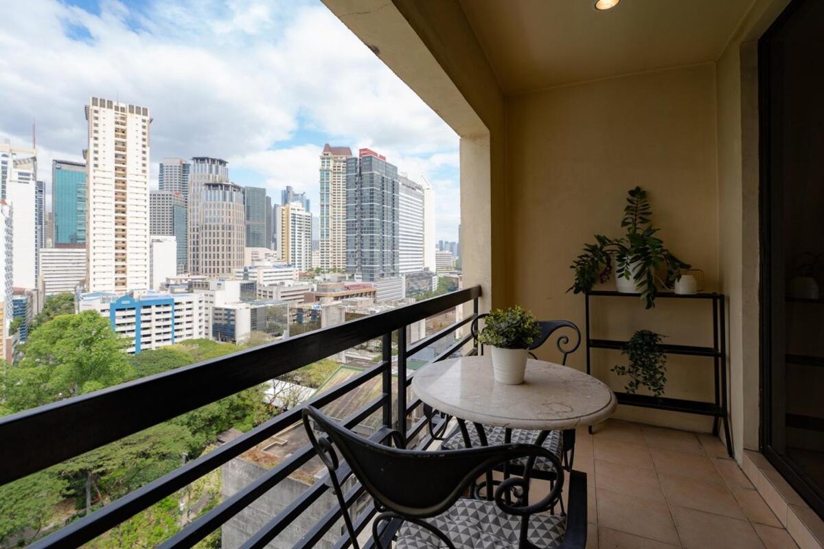 Greenbelt Makati With Balcony & Park Views Apartment *