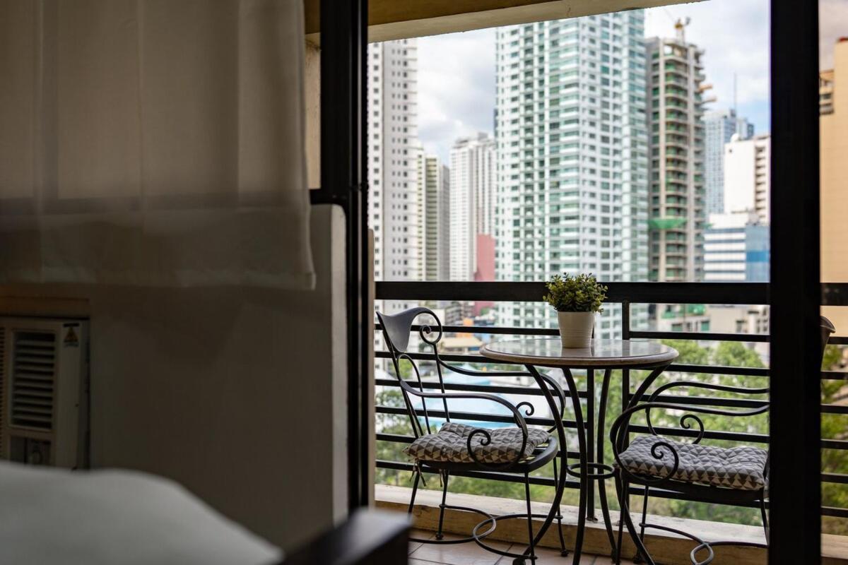 Greenbelt Makati With Balcony & Park Views Apartment