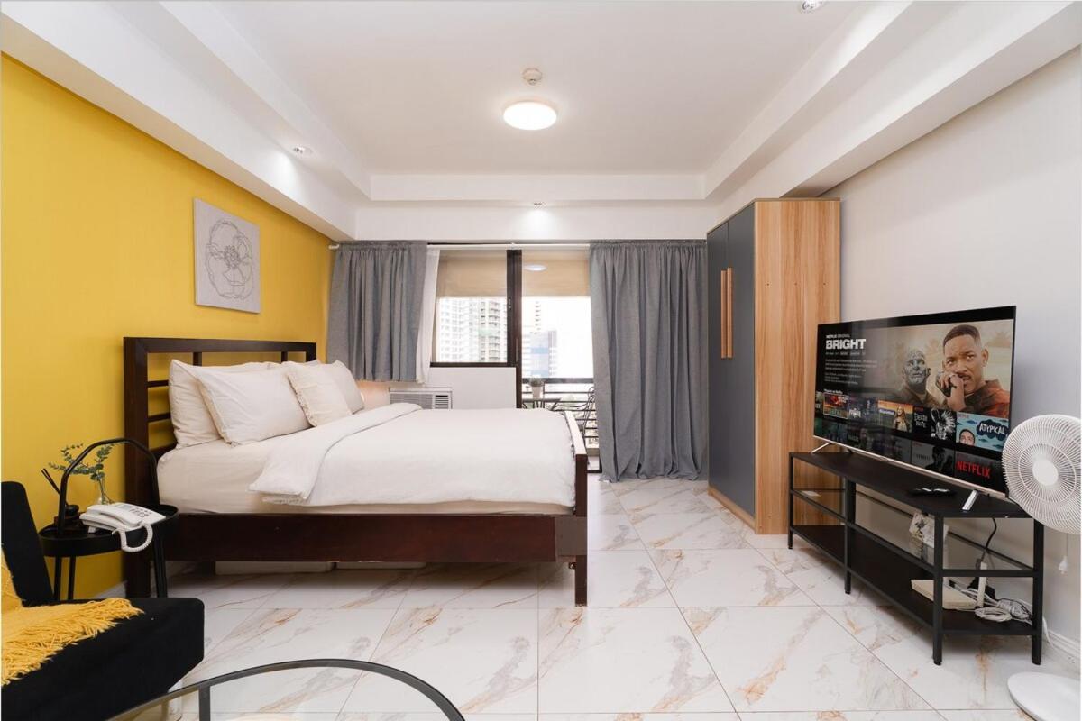 Greenbelt Makati With Balcony & Park Views Apartment