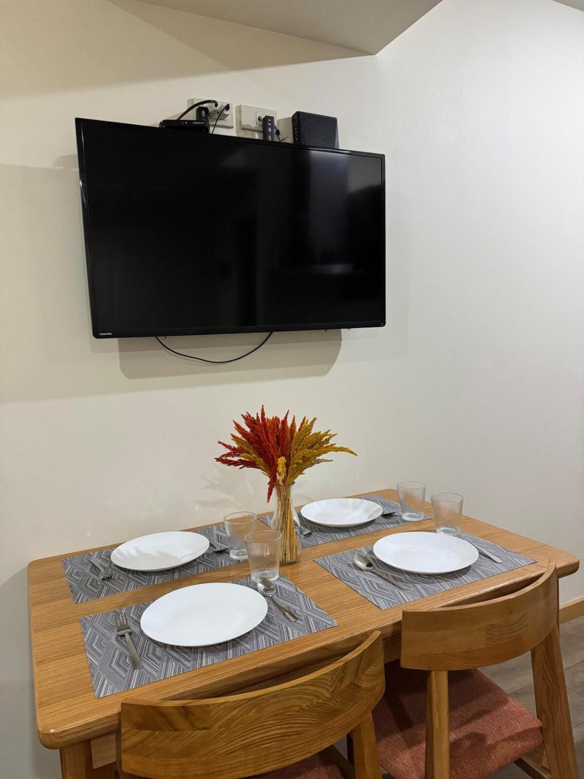 Cozy Fully Furnished 2 Bedroom Unit *