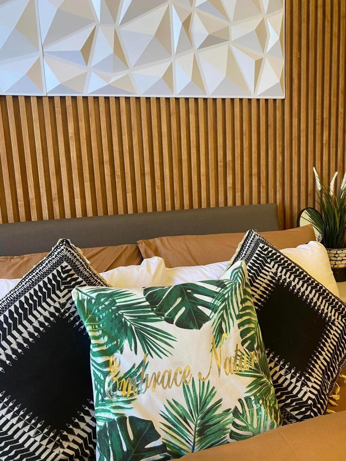 Twin Oaks Near Mrt Shaw, Megamall, Shangri-la Plaza Apartment