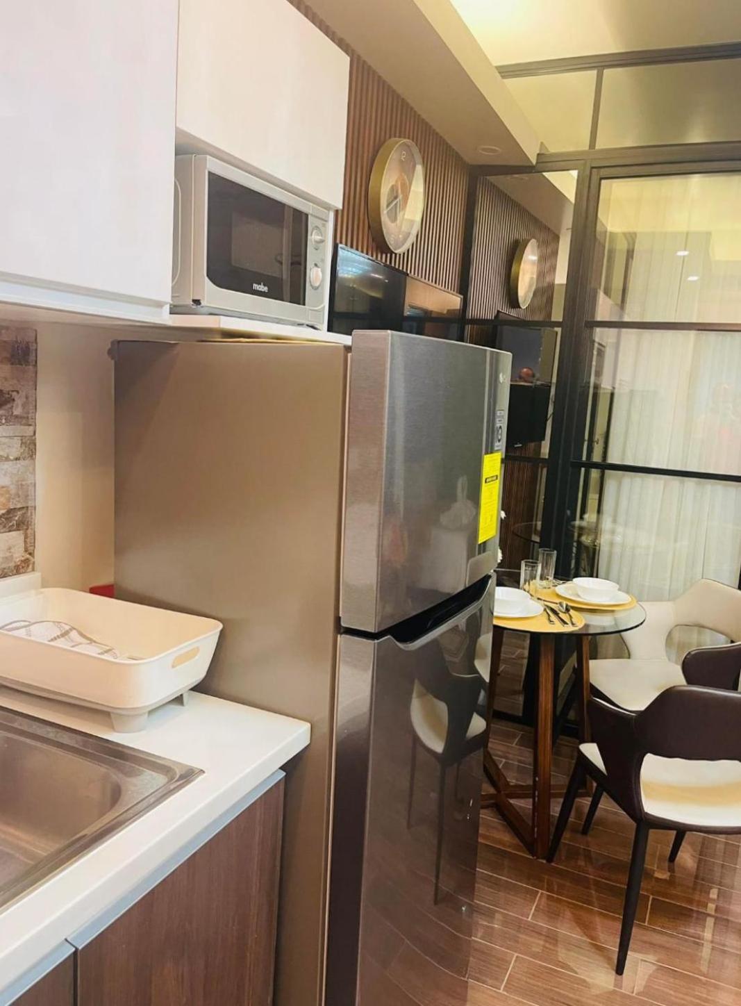 Air T1 Amazing Makati Luxury 66 Sq M 300mbps Fast * Manila