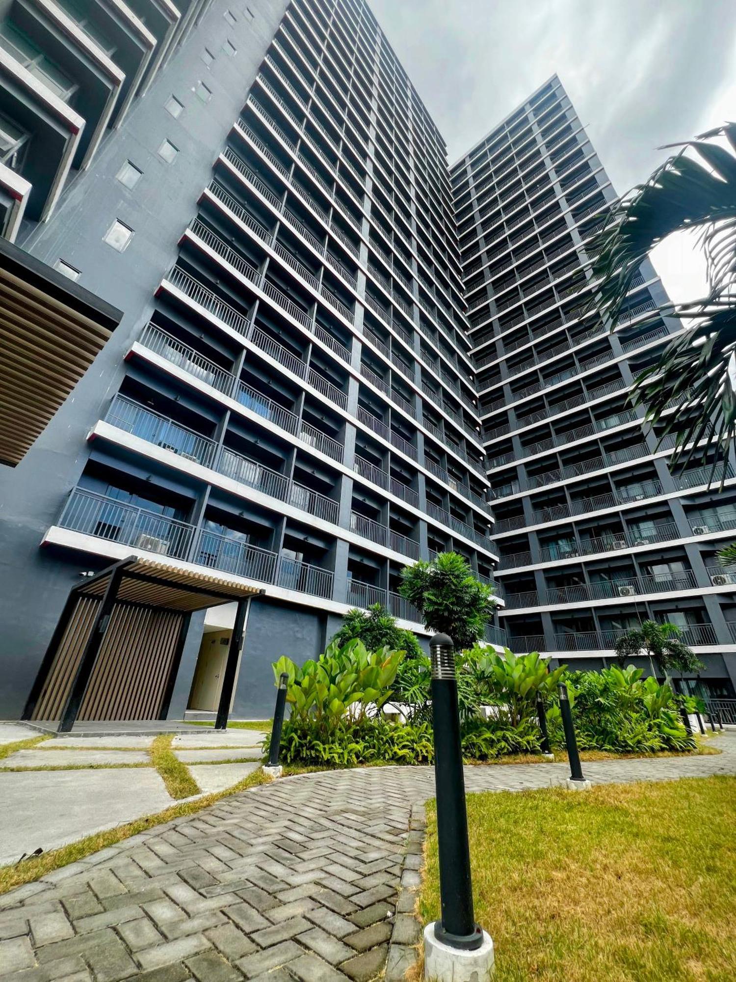 Modern Makati With Balcony & Cityscape Views Apartment *