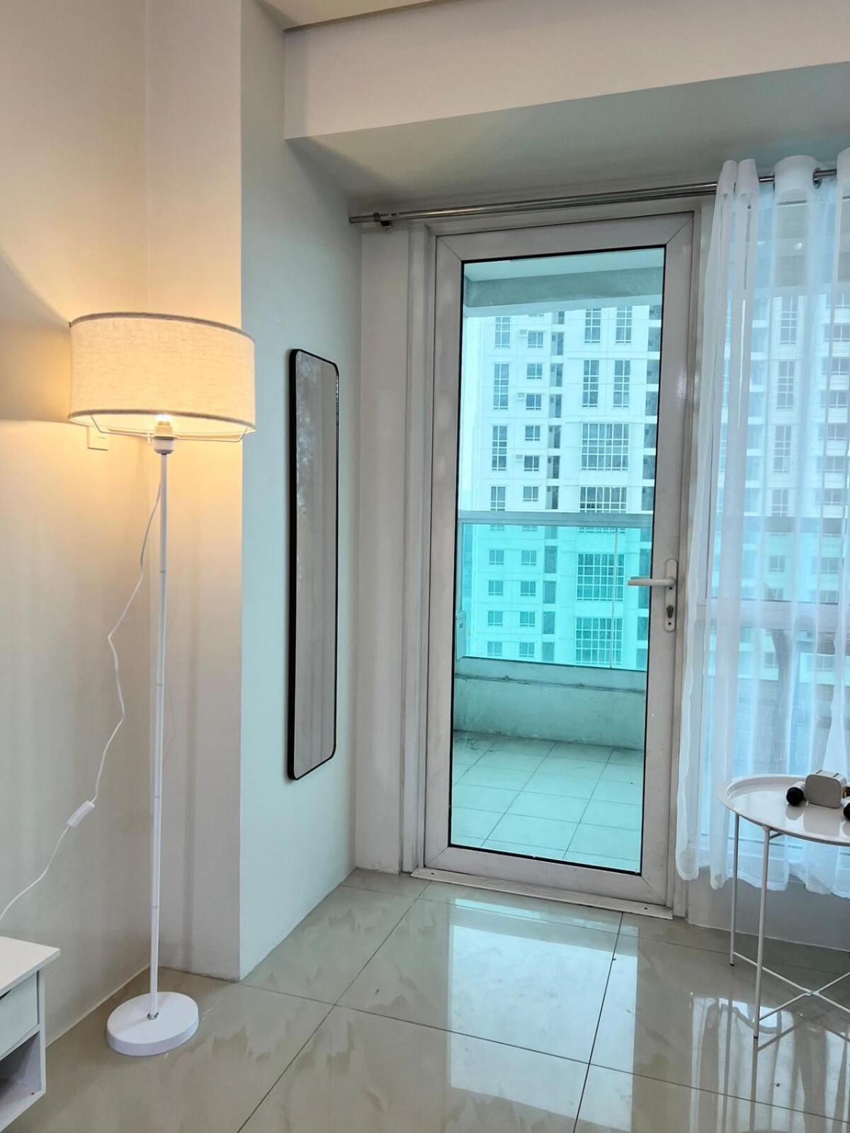 Tower 1 Rm 305 Free Parking, Free Pool, Balcony, 1bedroom 4 Beds Apartment *