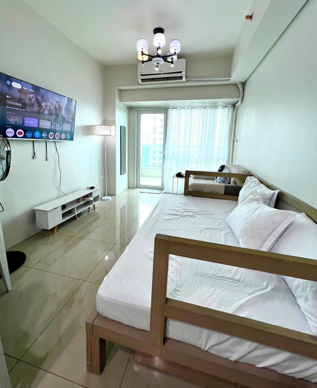 Tower 1 Rm 305 Free Parking, Free Pool, Balcony, 1bedroom 4 Beds Manila
