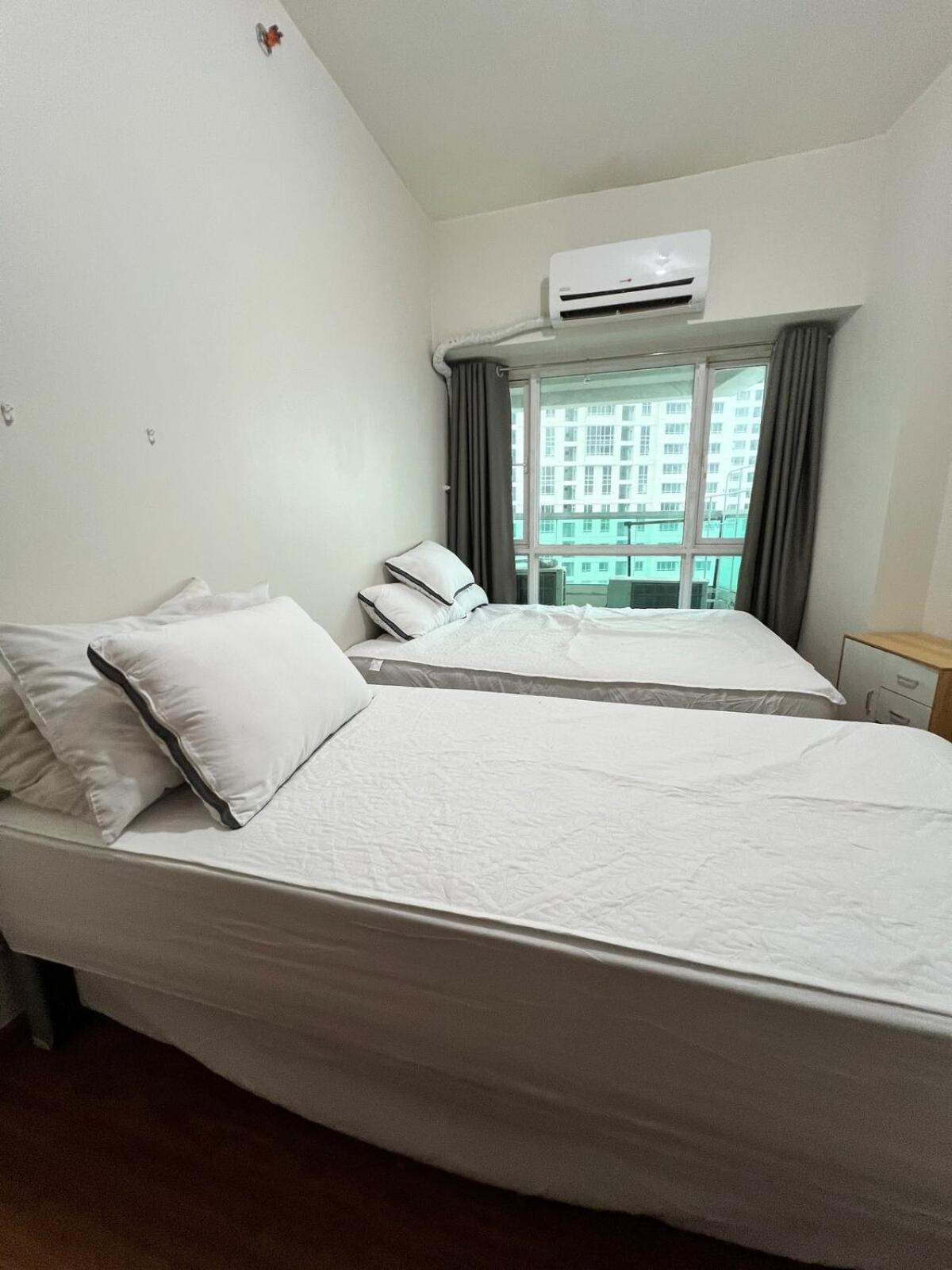 Tower 1 Rm 305 Free Parking, Free Pool, Balcony, 1bedroom 4 Beds Apartment *
