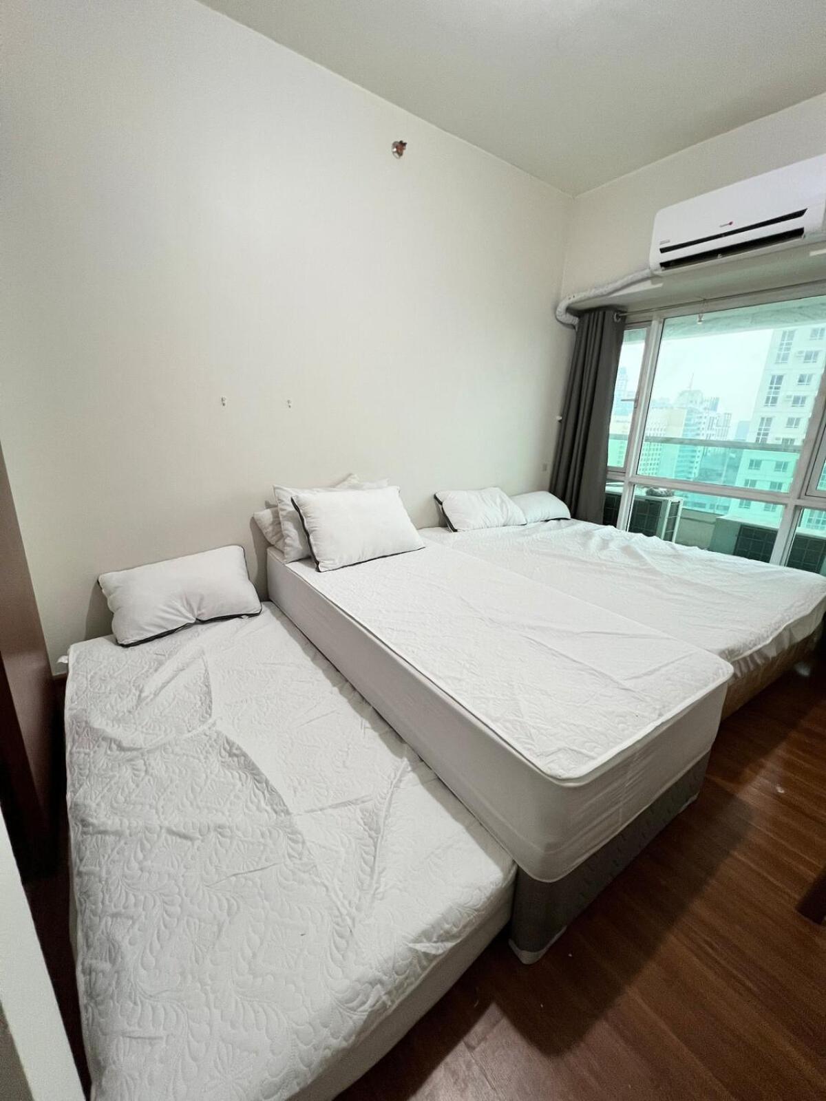 Apartment Tower 1 Rm 305 Free Parking, Free Pool, Balcony, 1bedroom 4 Beds Manila