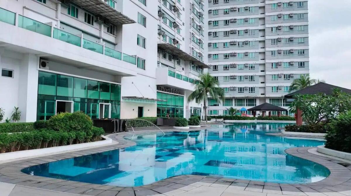 Apartment Tower 1 Rm 305 Free Parking, Free Pool, Balcony, 1bedroom 4 Beds Manila
