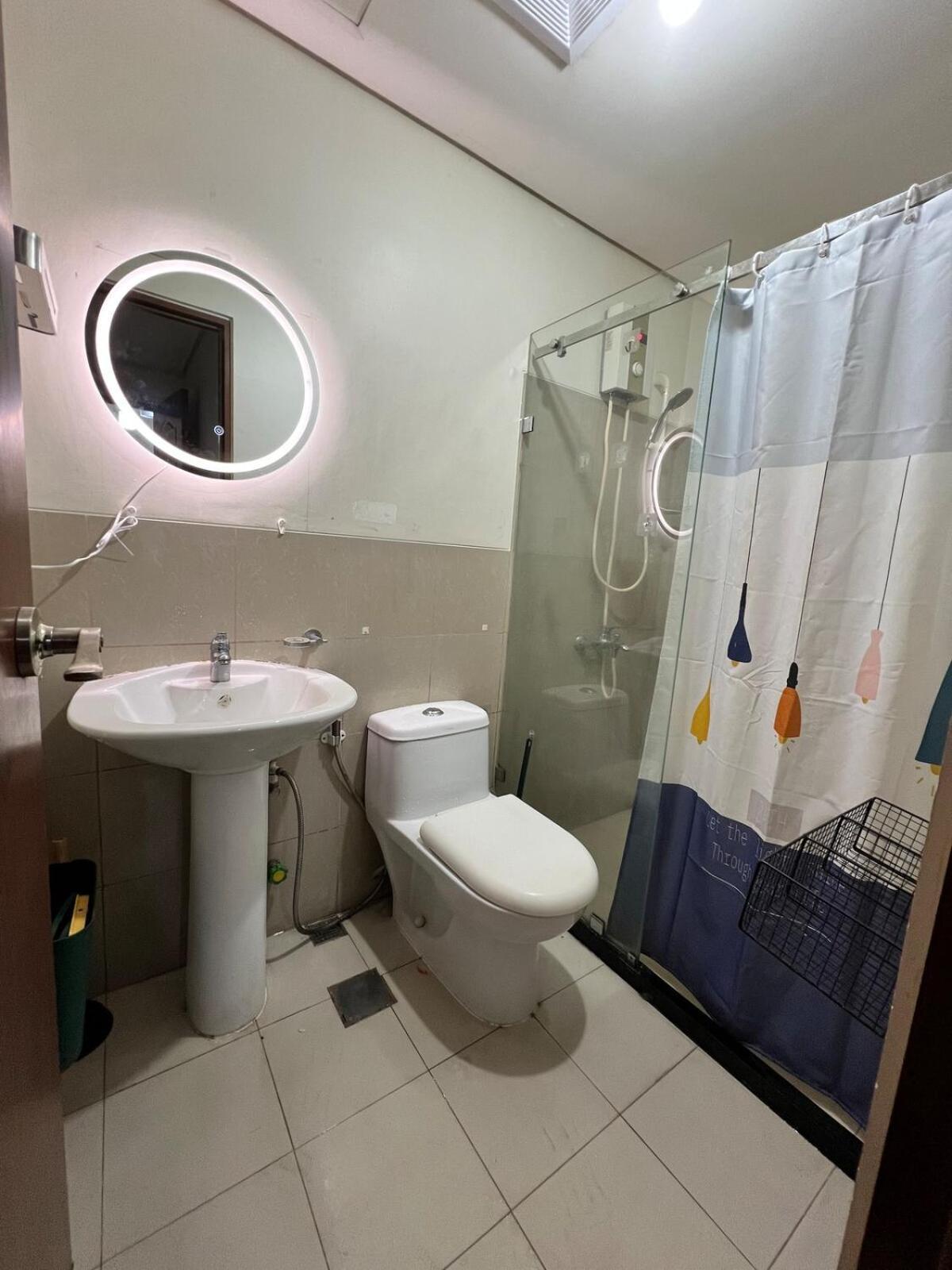 Tower 1 Rm 305 Free Parking, Free Pool, Balcony, 1bedroom 4 Beds Apartment *