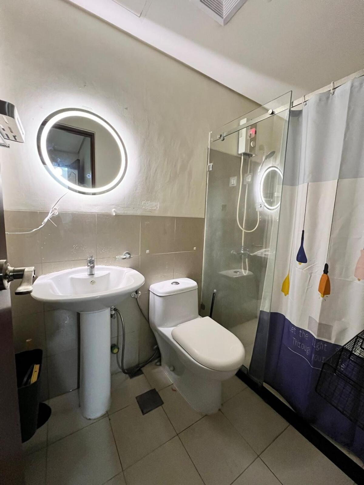 Apartment Tower 1 Rm 305 Free Parking, Free Pool, Balcony, 1bedroom 4 Beds Manila