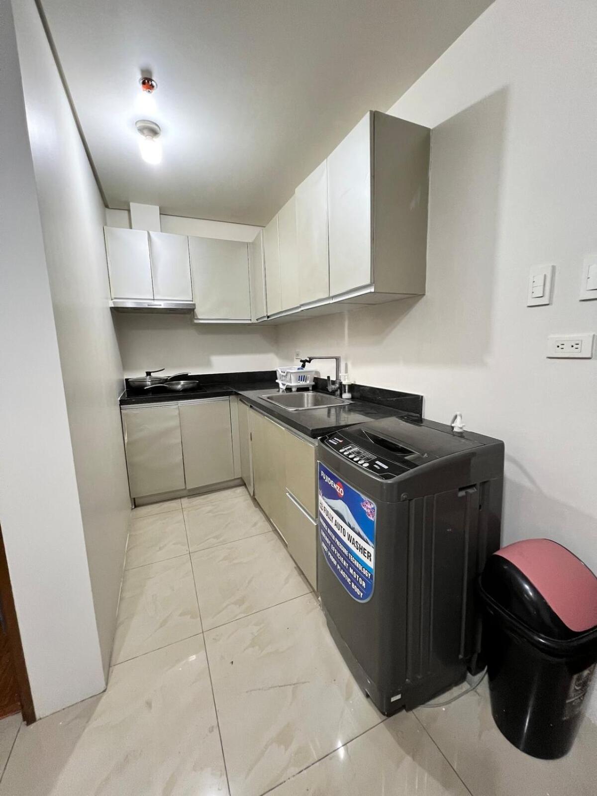 Tower 1 Rm 305 Free Parking, Free Pool, Balcony, 1bedroom 4 Beds *