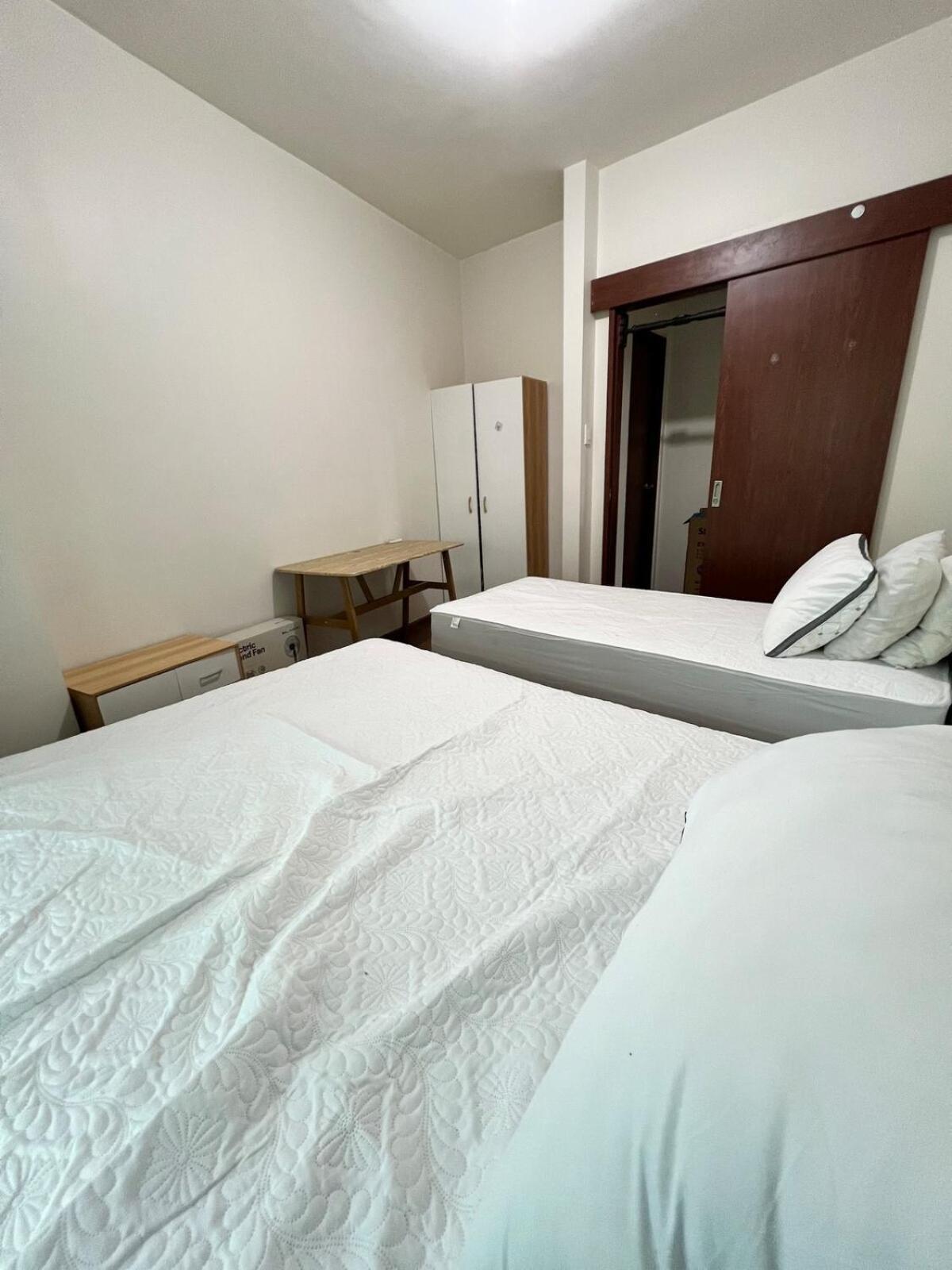 Tower 1 Rm 305 Free Parking, Free Pool, Balcony, 1bedroom 4 Beds *