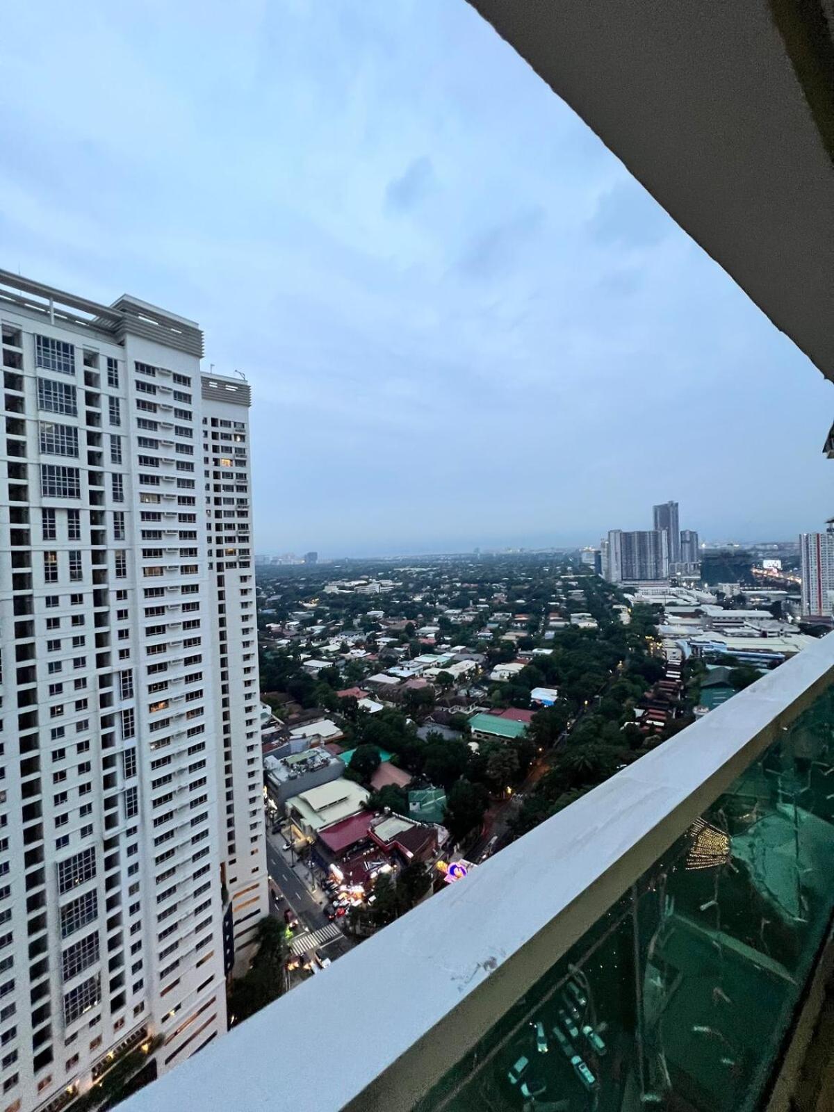 Tower 1 Rm 305 Free Parking, Free Pool, Balcony, 1bedroom 4 Beds Apartment