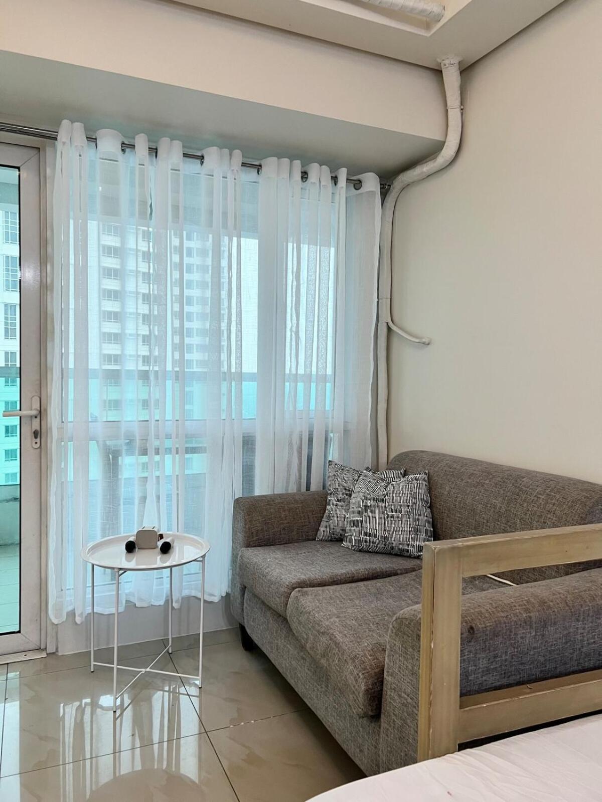 Tower 1 Rm 305 Free Parking, Free Pool, Balcony, 1bedroom 4 Beds * Manila