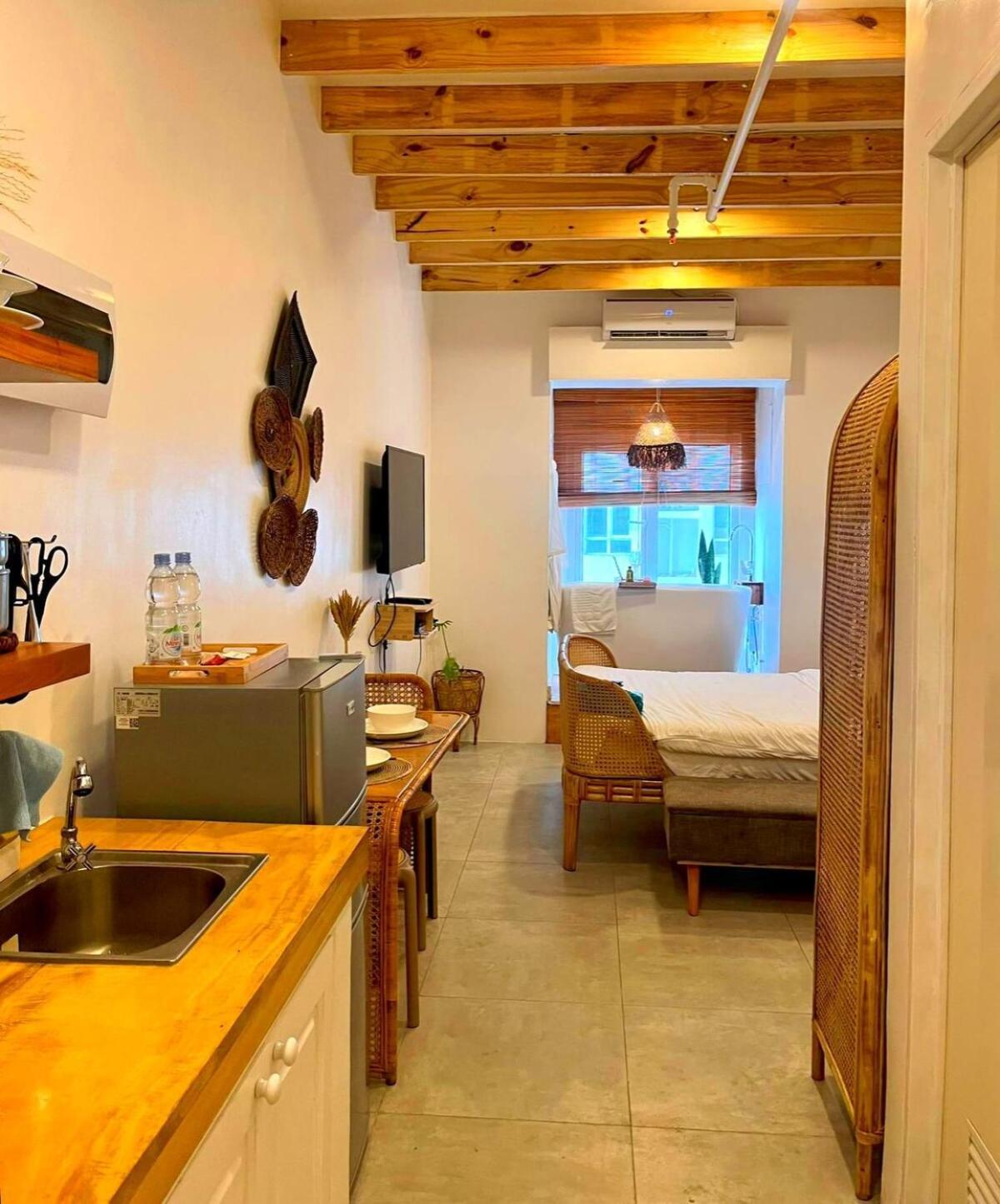 In Qc - Minimalist W Bath Tub Near Gma Edsa Apartment Manila