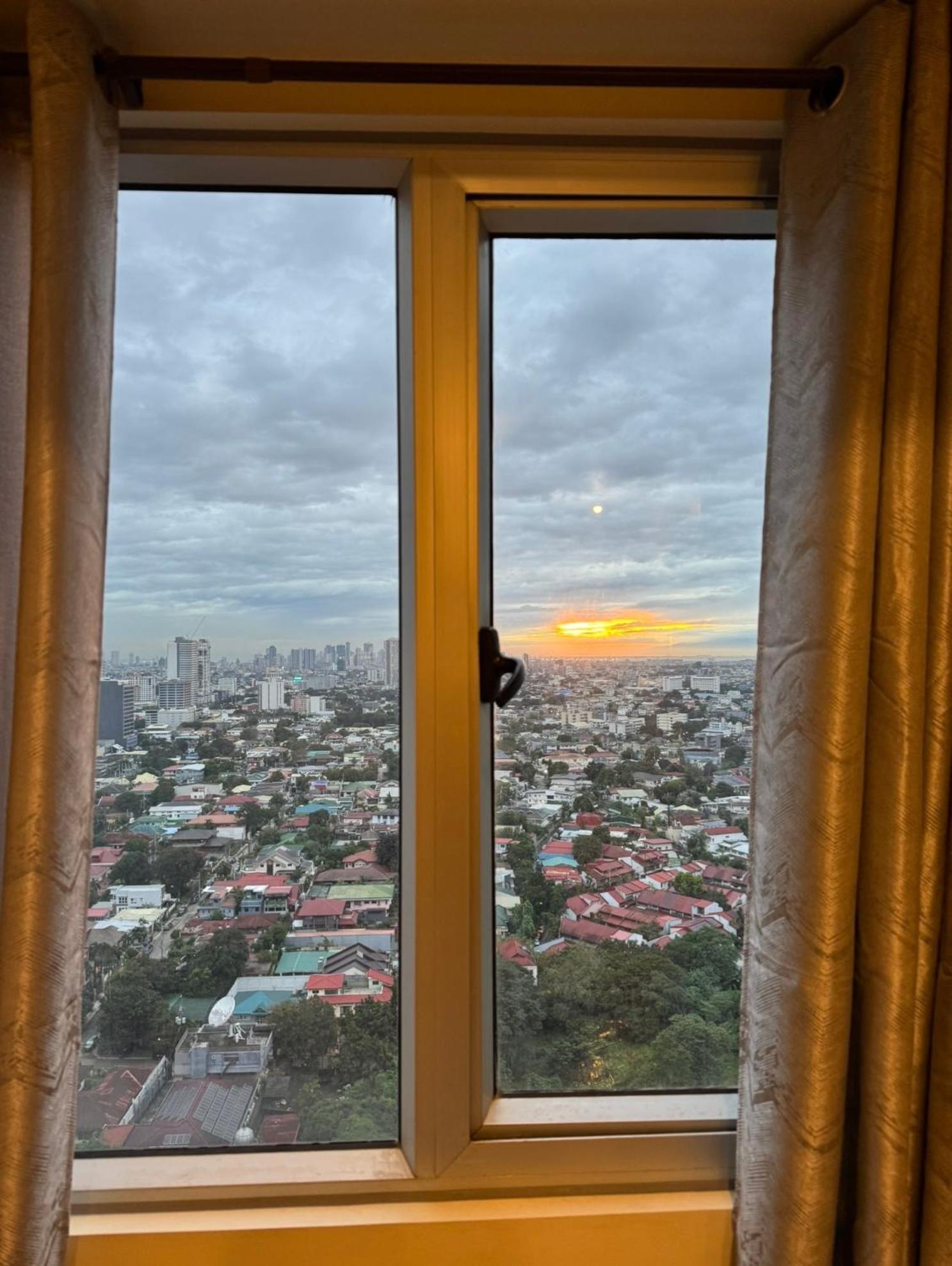Cozy Unit Beside Solaire North Apartment