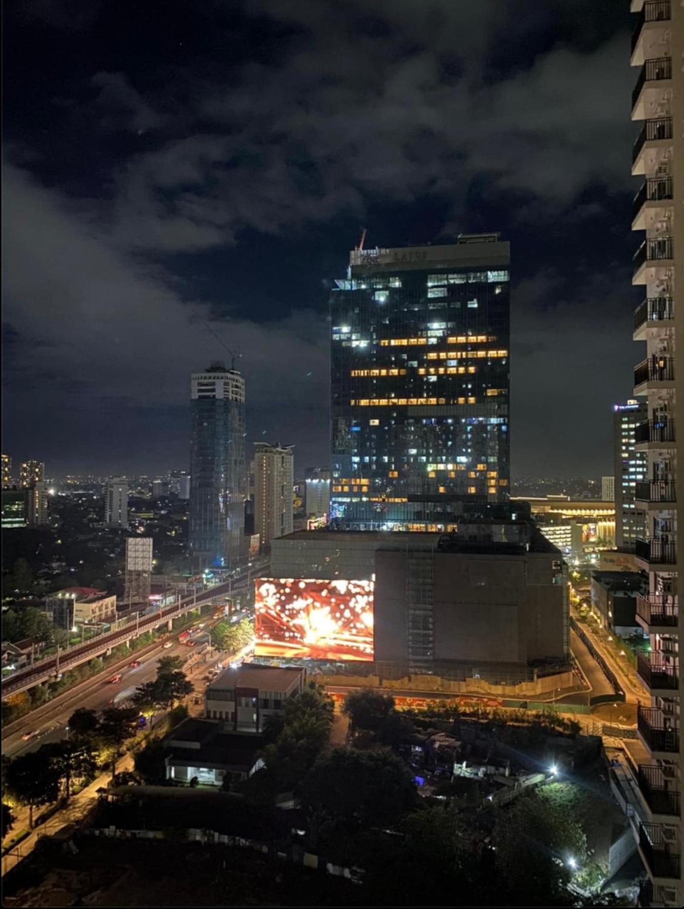 Cozy Unit Beside Solaire North