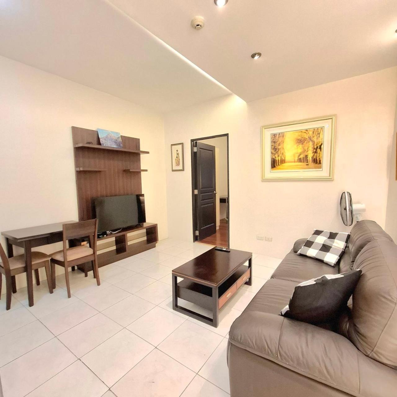 Apartment Bayview Luxury Condos: Poolside Balcony Retreats *