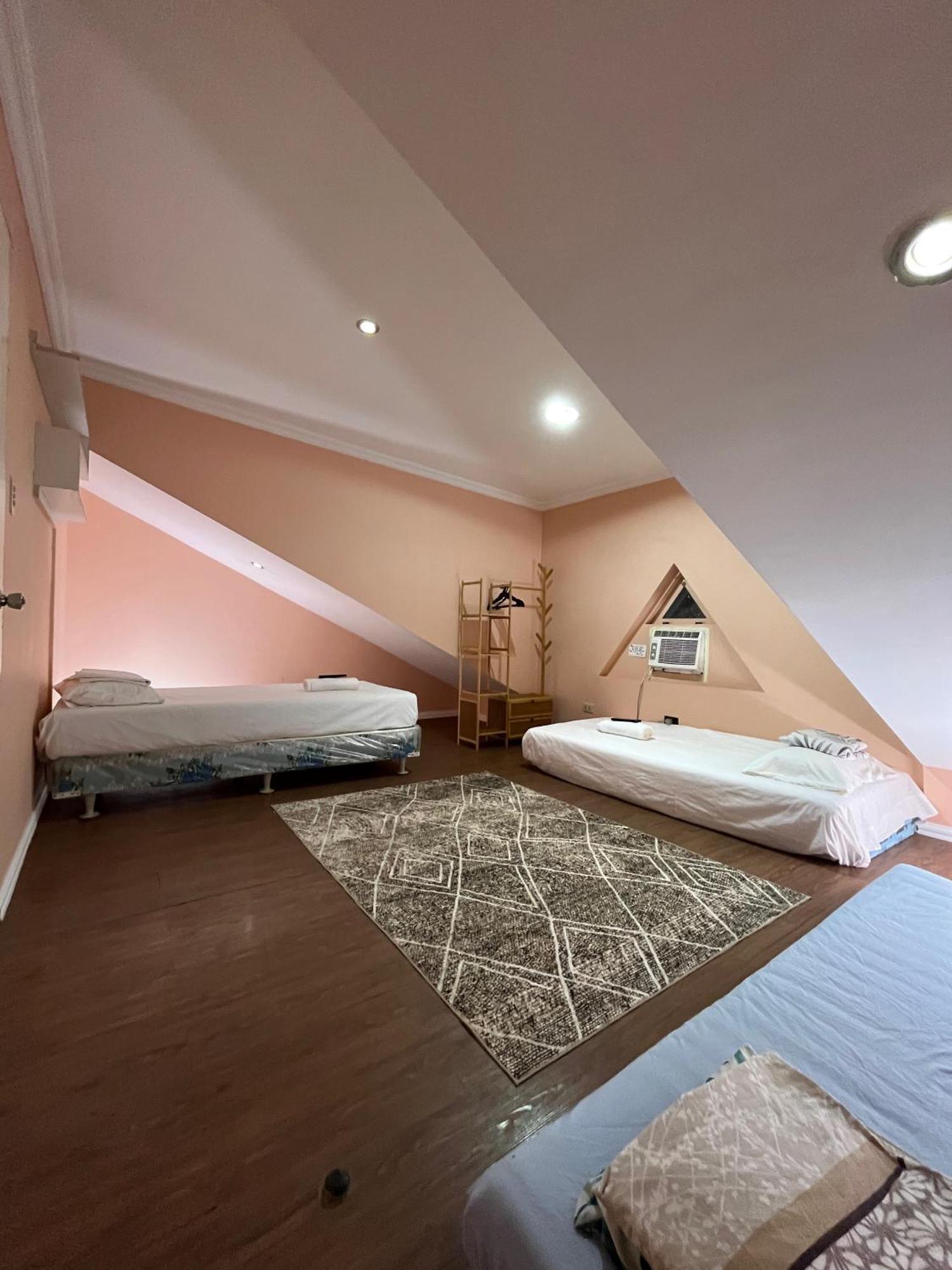 Modern 4br House With Billiards,ktv,wifi,netflix-10mins From Robinson Mall Manila