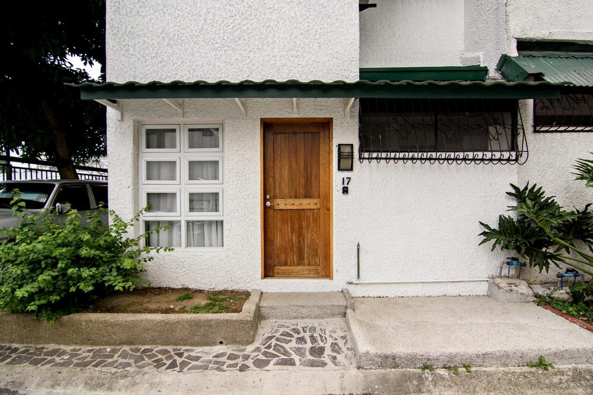 Modern 4br House With Billiards,ktv,wifi,netflix-10mins From Robinson Mall * Manila